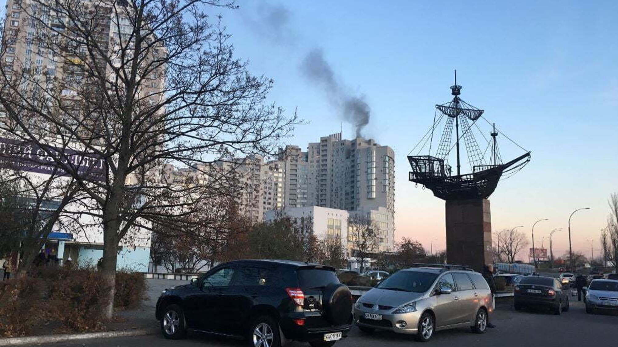 У Києві горить багатоповерхівка, жителів евакуюють