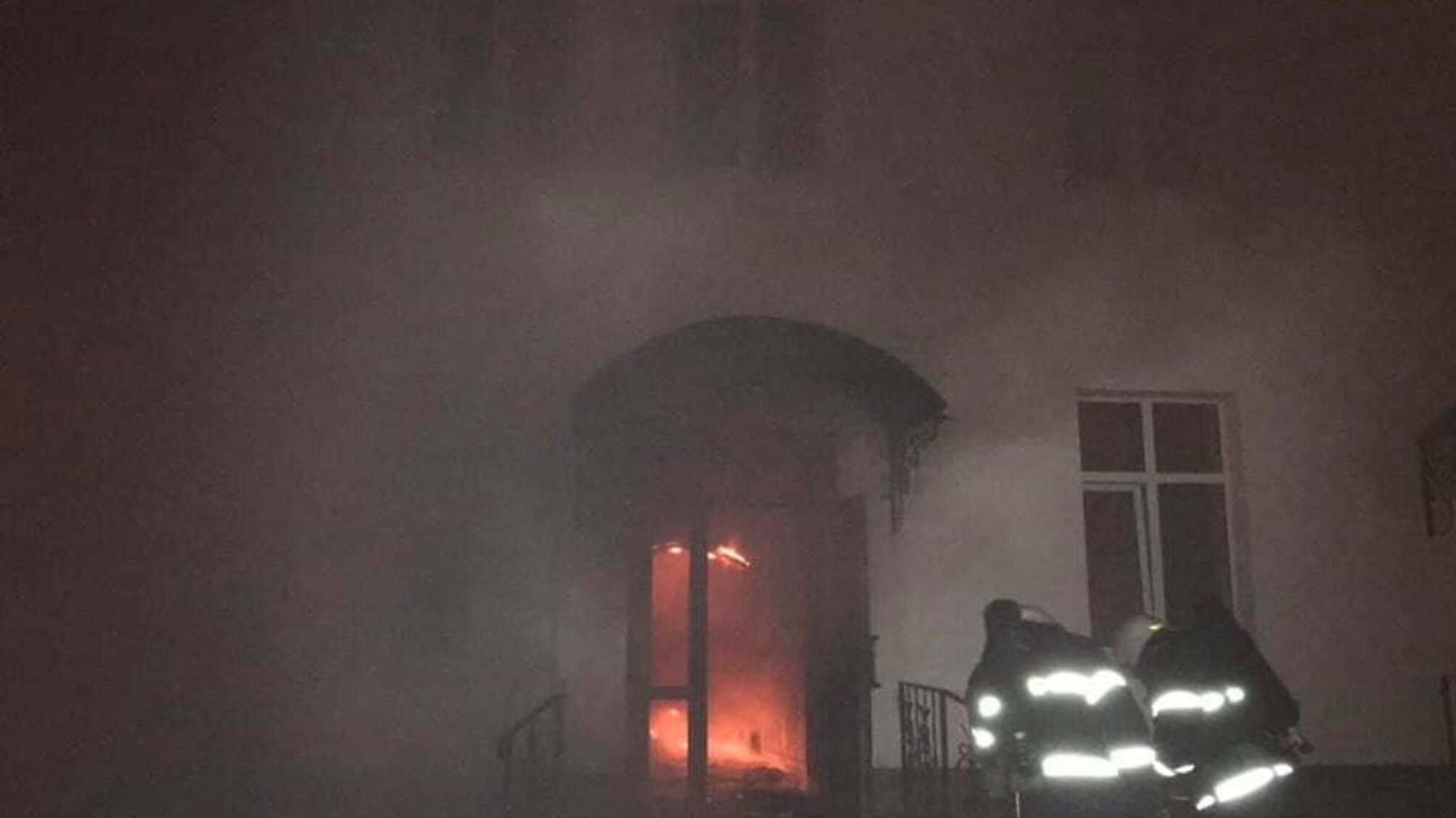 Церква з людьми всередині несподівано загорілася в Миколаєві – відео та фото