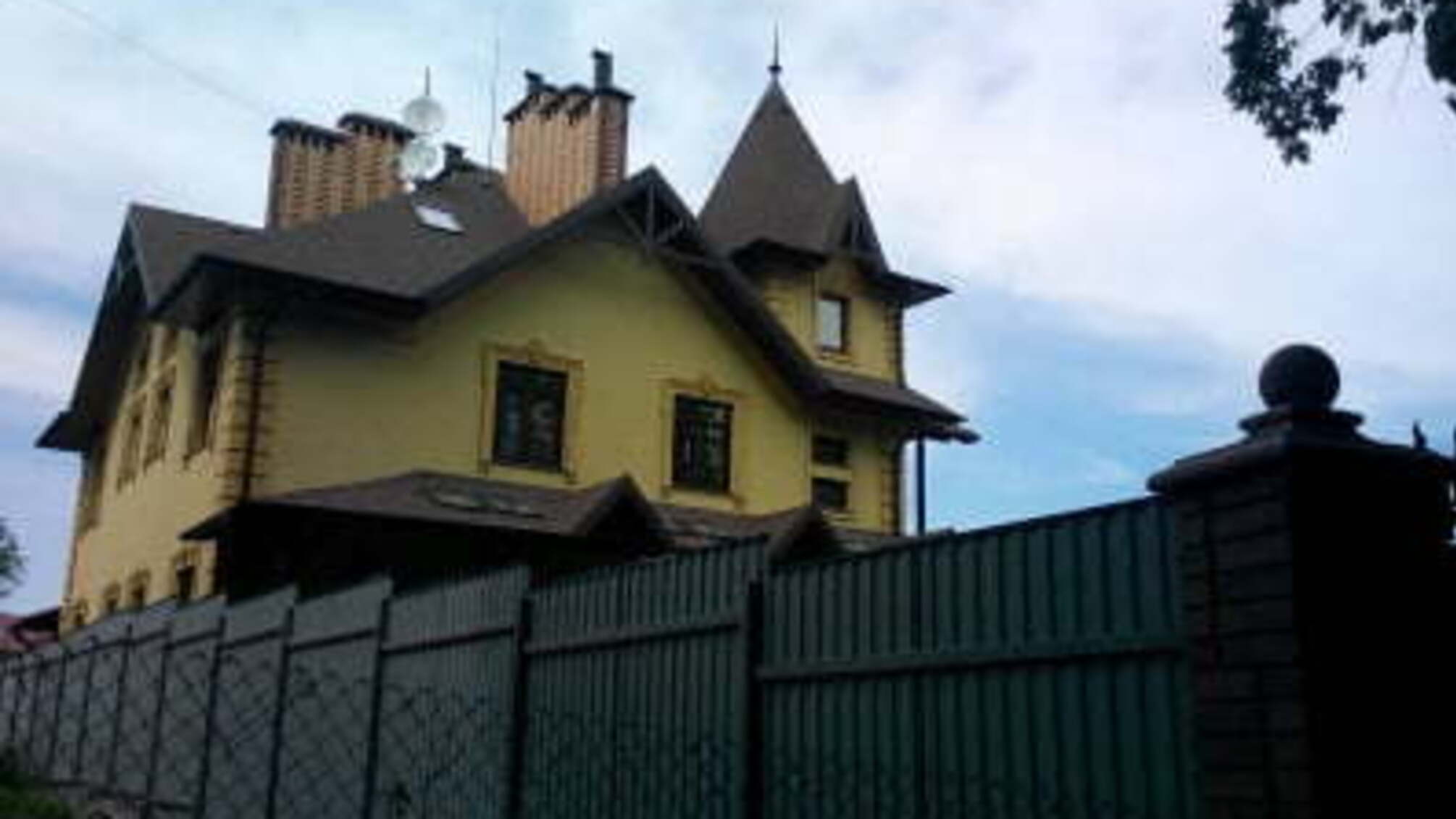 Володіння, як у царя: митрополит Онуфрій 'намолив' розкішний особняк з вертолітним майданчиком і спорткомплексом – кадри