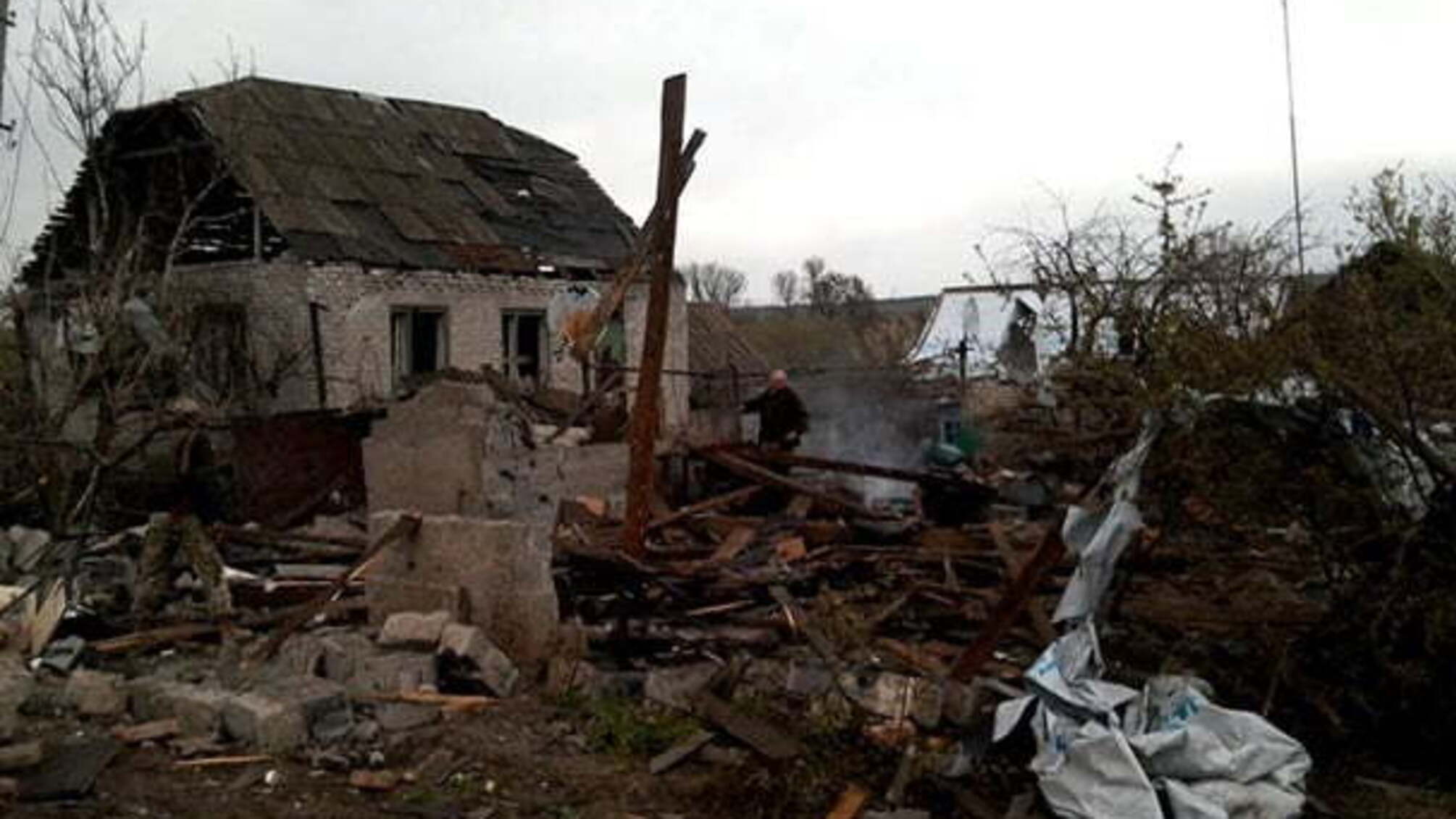 Бойовики на Донбасі знищили два будинки мирних мешканців