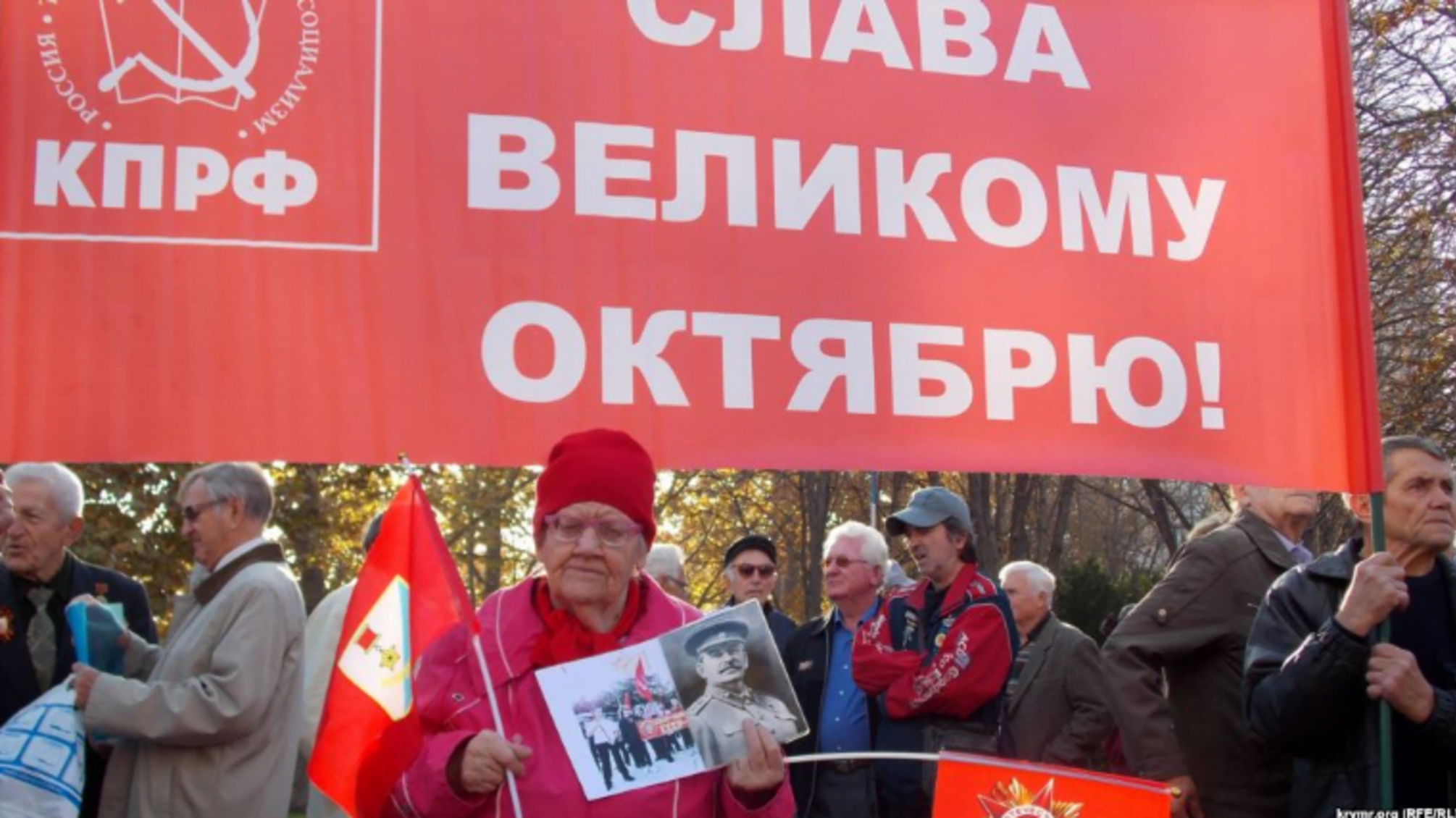 'На колінах, з попами і Сталіним', – в Мережі з'явилися фото святкування 'червоного дня' фанатиками в Криму