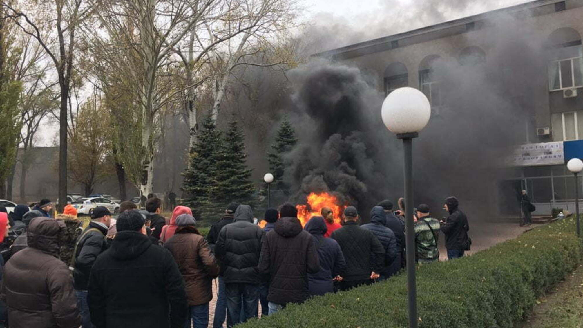 Розлючені жителі Кривого Рогу пішли штурмом на 'Криворіжгаз': ЗМІ повідомили про захоплення заручників – фото