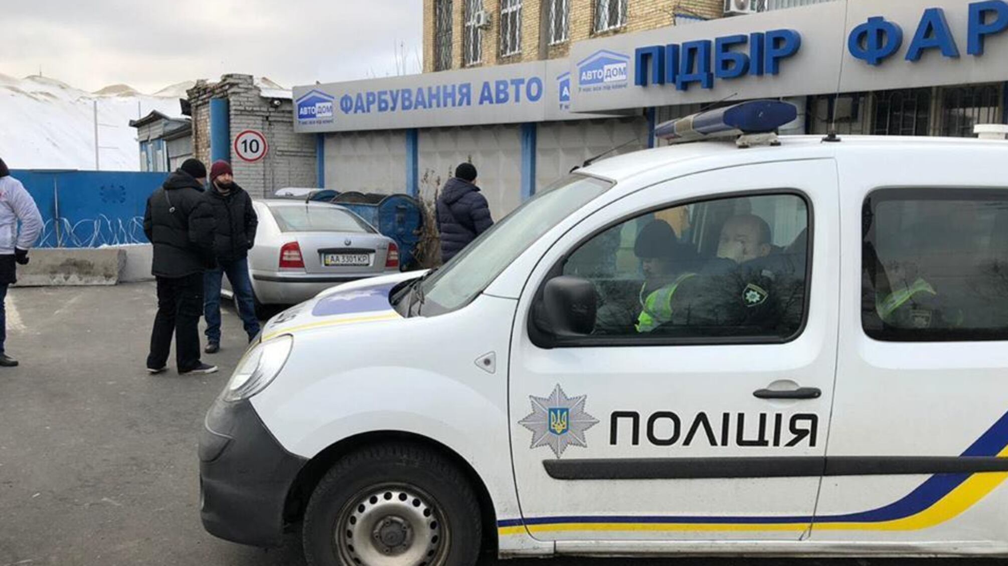 Колючий дріт і барикади з бетонних блоків: у Києві блокують роботу легального видобувача піску