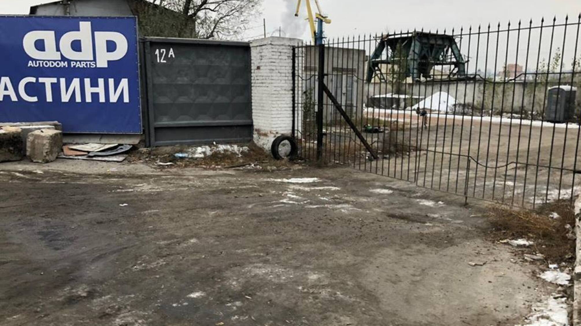 Тітушки звільнили територію Київського річкового порту: видобувач піску відновив роботи