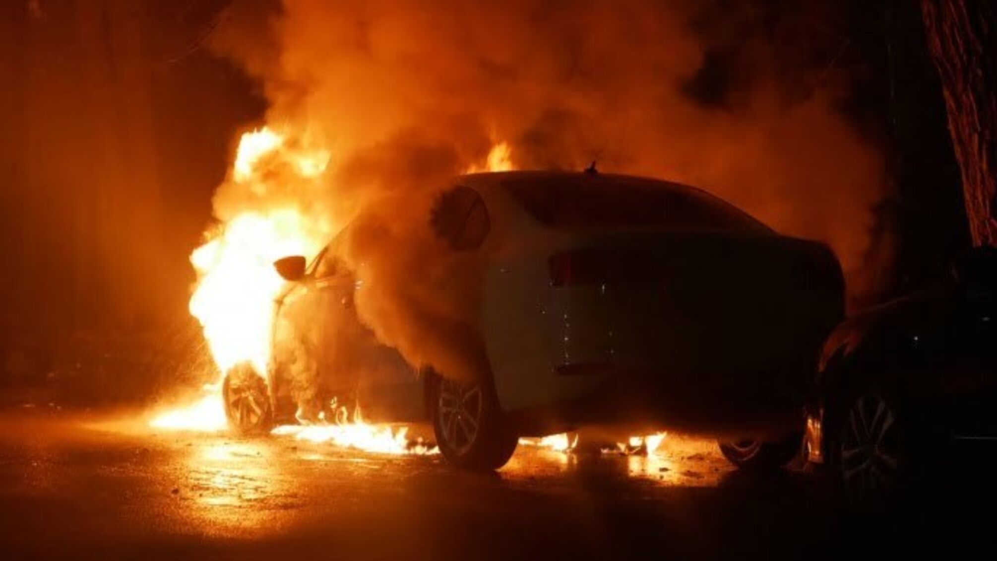 'Гори-гори ясно' - вночі біля посольства РФ згоріла дипломатична автівка (відео)