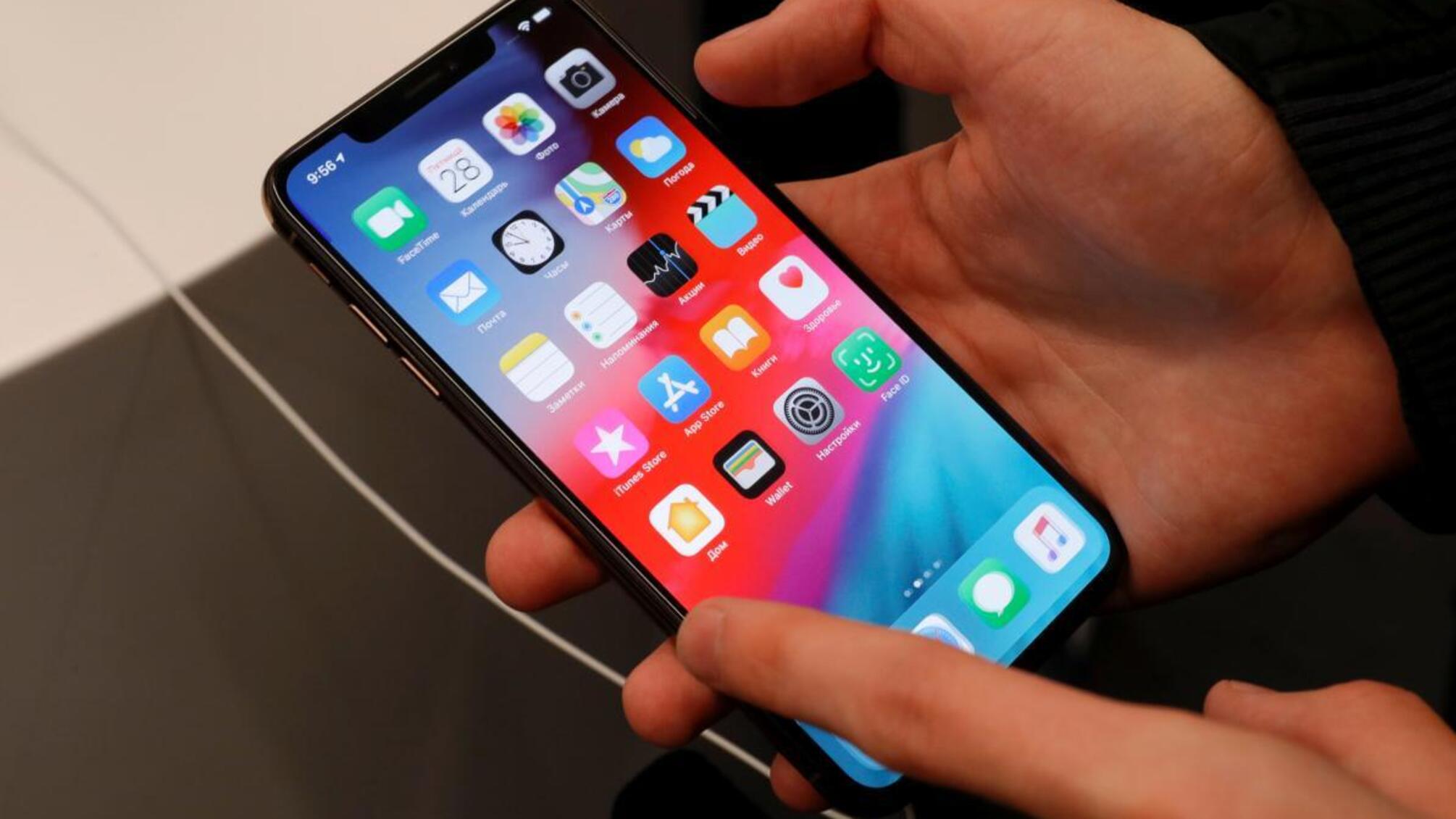 У Москві чоловік прийшов в магазин, щоб купити IPhone за який розрахувався ванною монет (ФОТО)