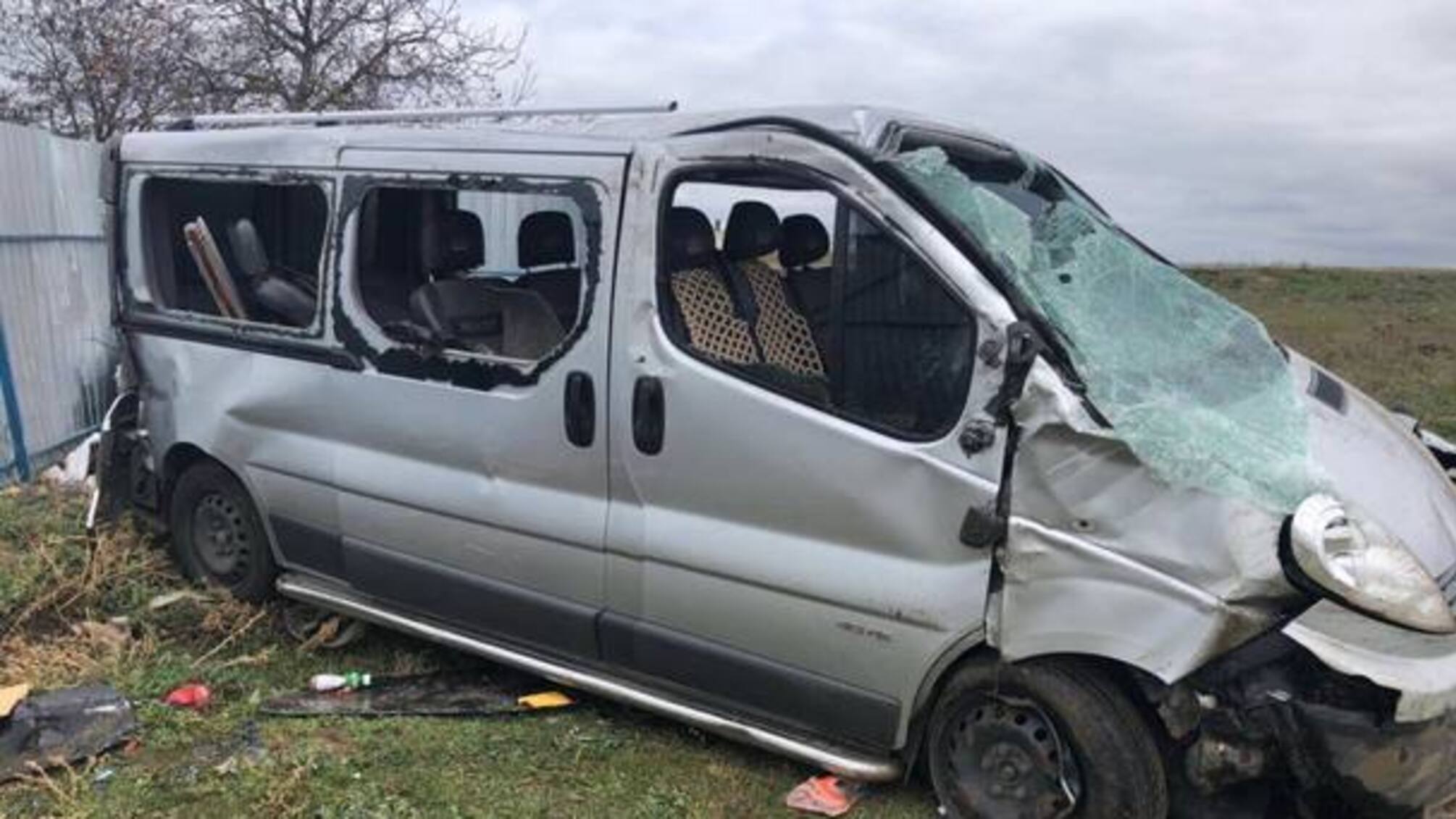 Перекинувся мікроавтобус – у Криму внаслідок ДТП постраждали 6 дітей