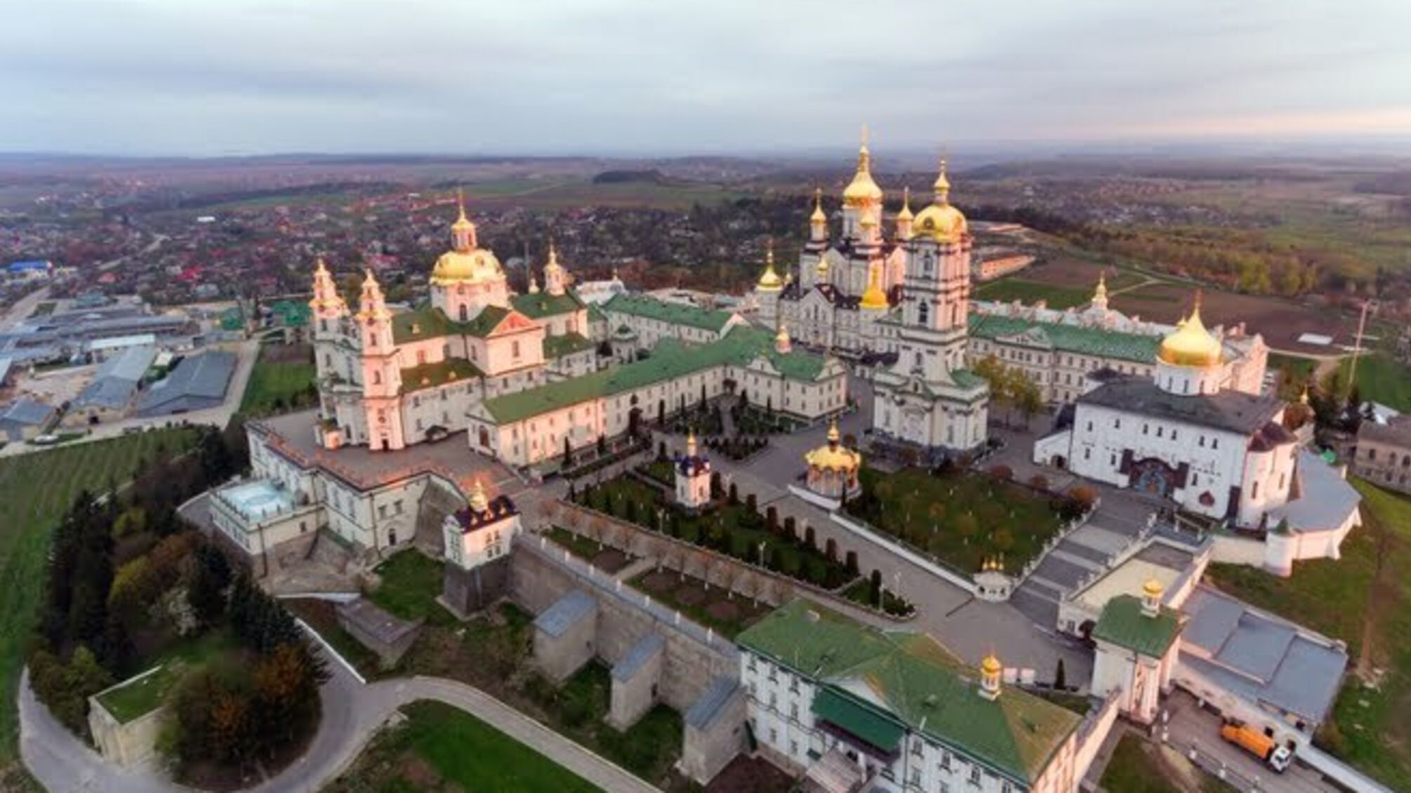 Юнак наклав на себе руки на території Почаївської лаври: кинувся з дзвіниці вниз і розбився об бруківку