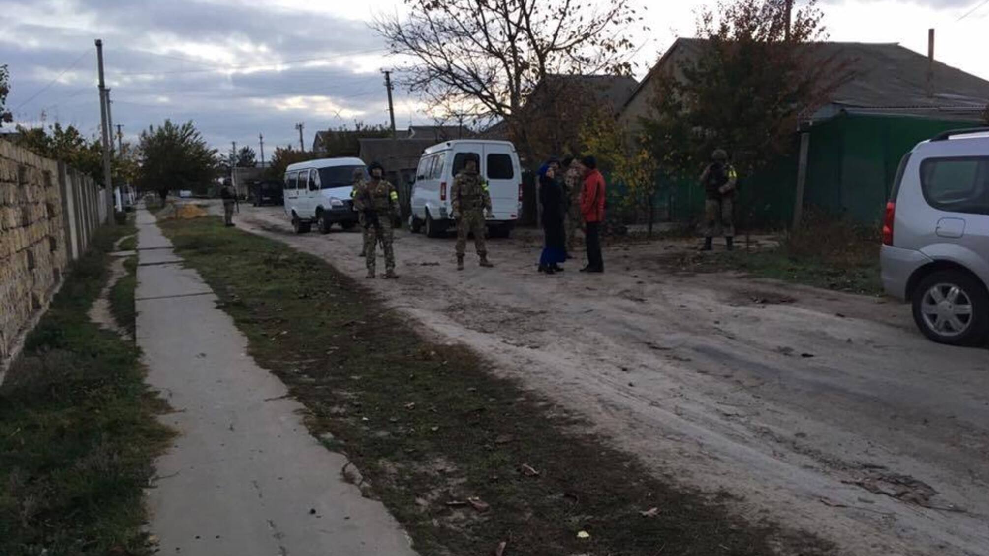 Росія погрожує кримськотатарській сім'ї: після обшуку в будинку силовики затримали членів сімейства – кадри