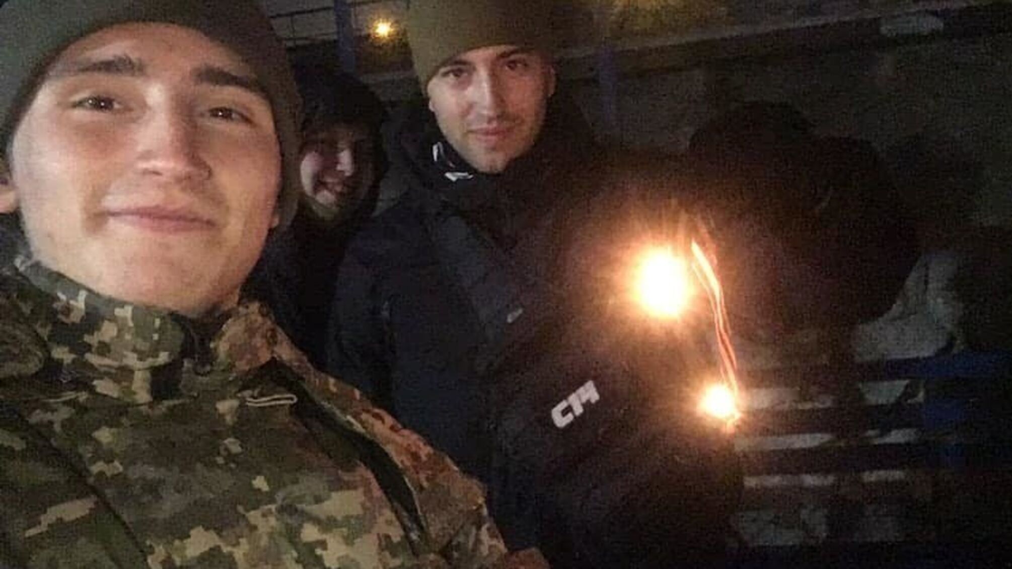 Київські активісти на очах у росіян спалили георгіївську стрічку – фото
