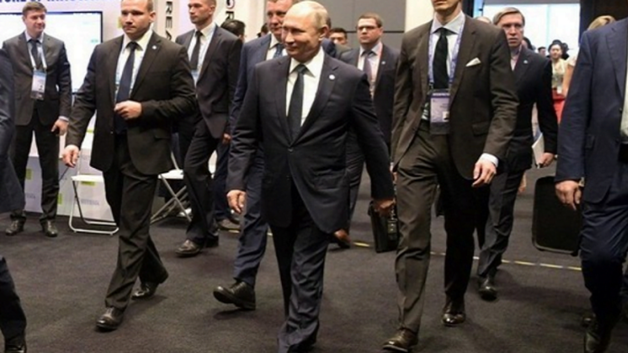 Конфуз із Путіним: президента РФ змусили пройти через рамку металошукача