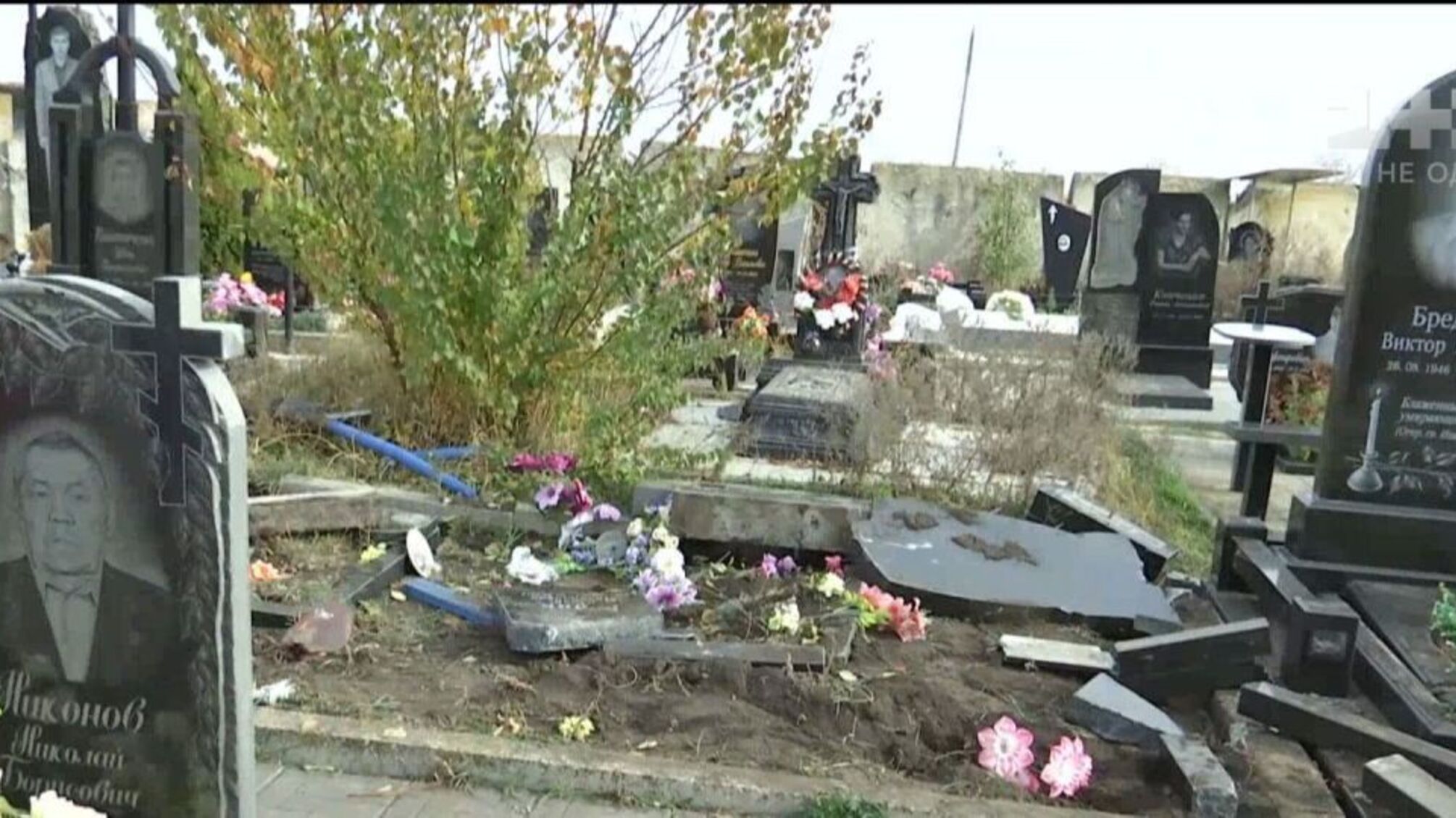 У Харкові священик на джипі розтрощив ряд могил на кладовищі