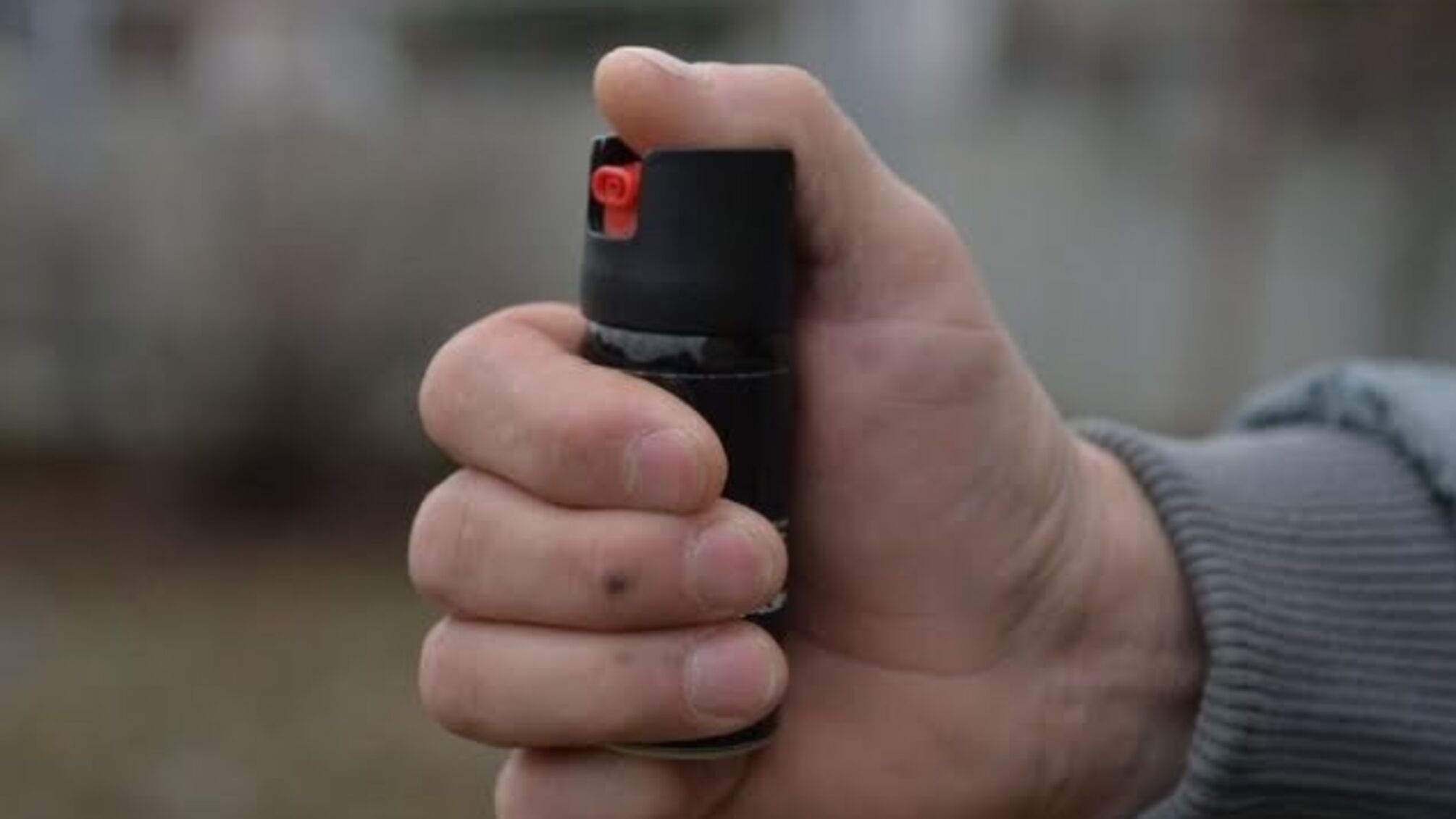 У Києві троє підлітків розпилювали в обличчя жінкам сльозогінний газ