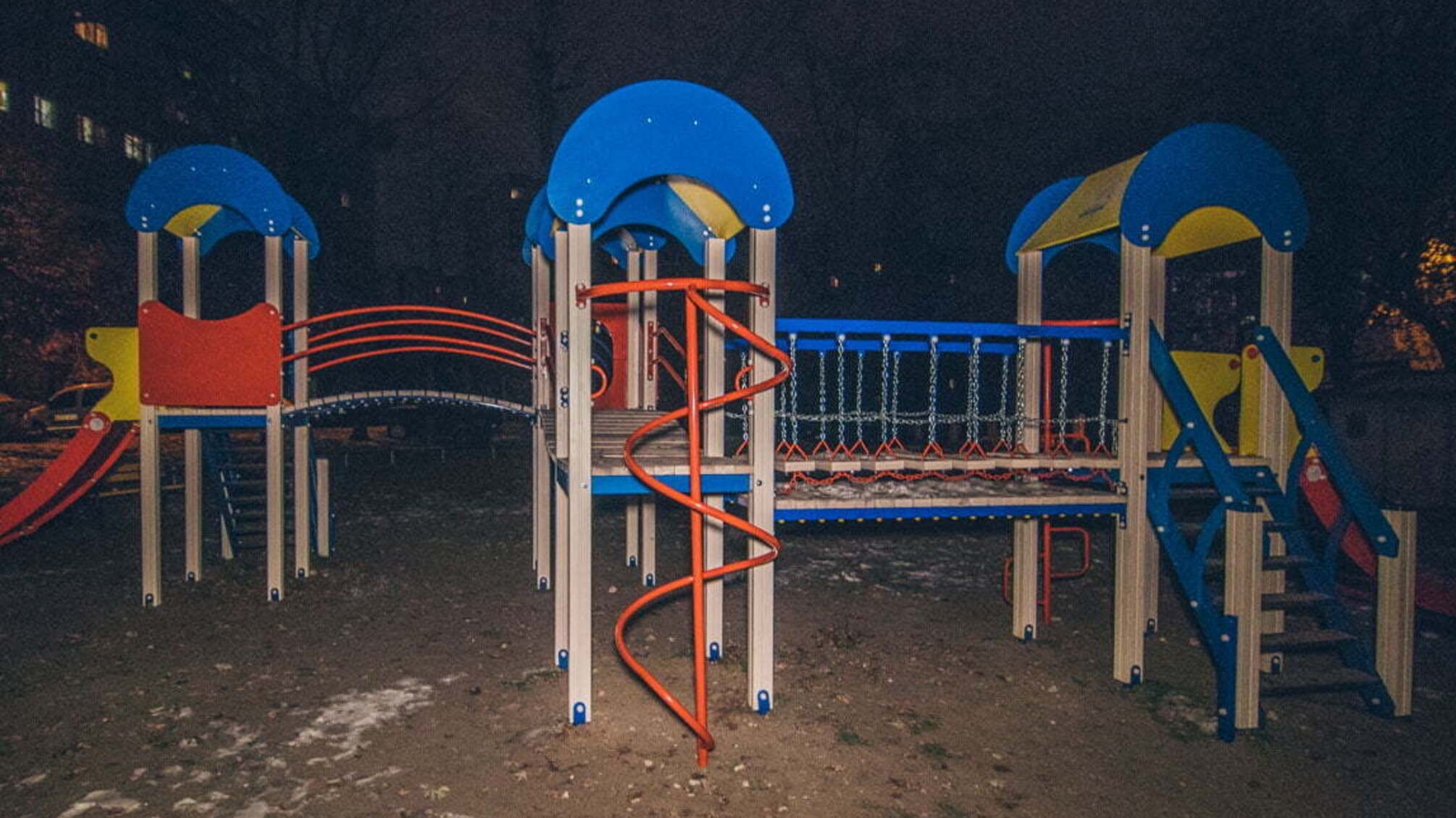 У Києві на дитячому майданчику знайшли мертвого чоловіка (ФОТО)