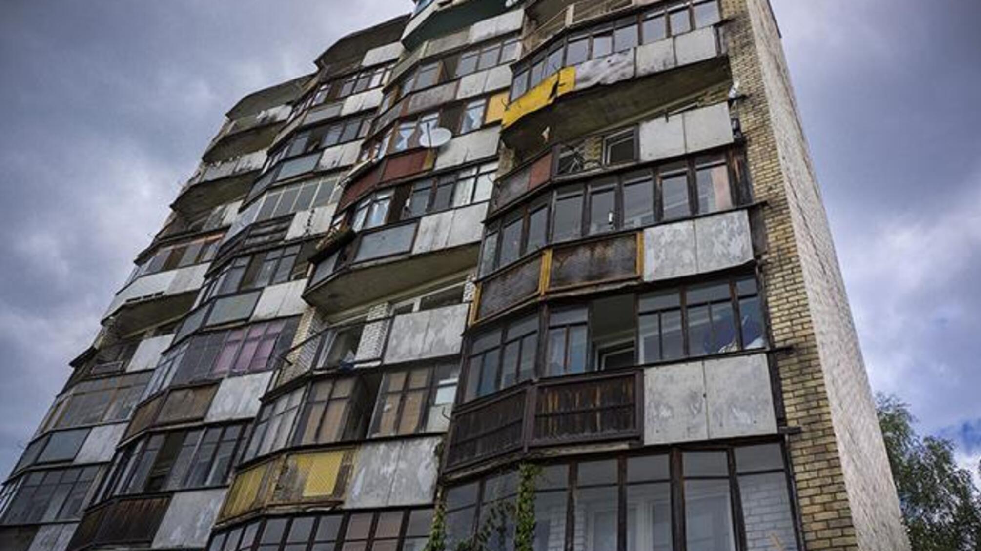 Вистрибнула з балкона 8-го поверху: на Київщині школярка покінчила життя самогубством