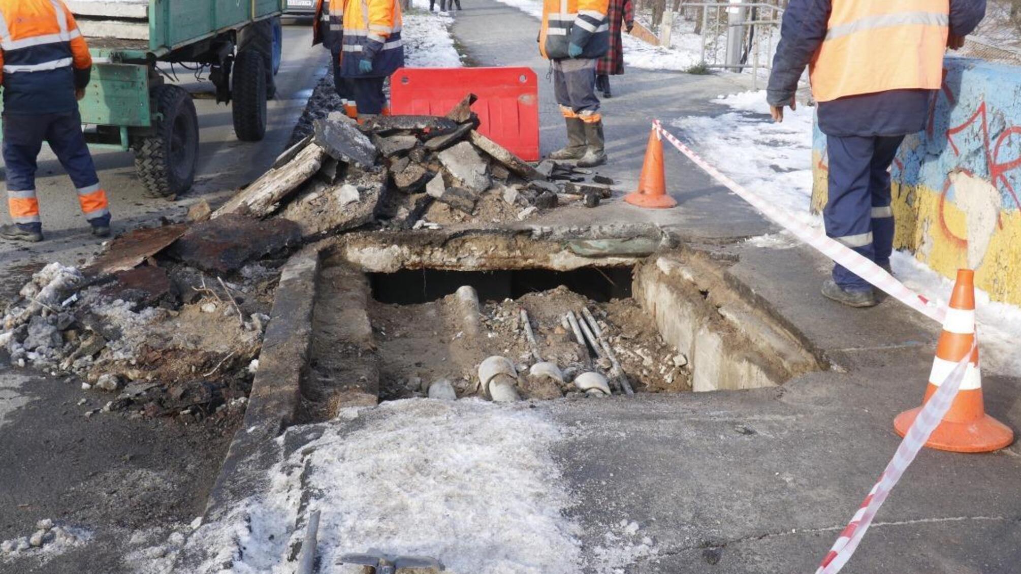 У Дніпровському районі столиці обвалився міст (ФОТО)