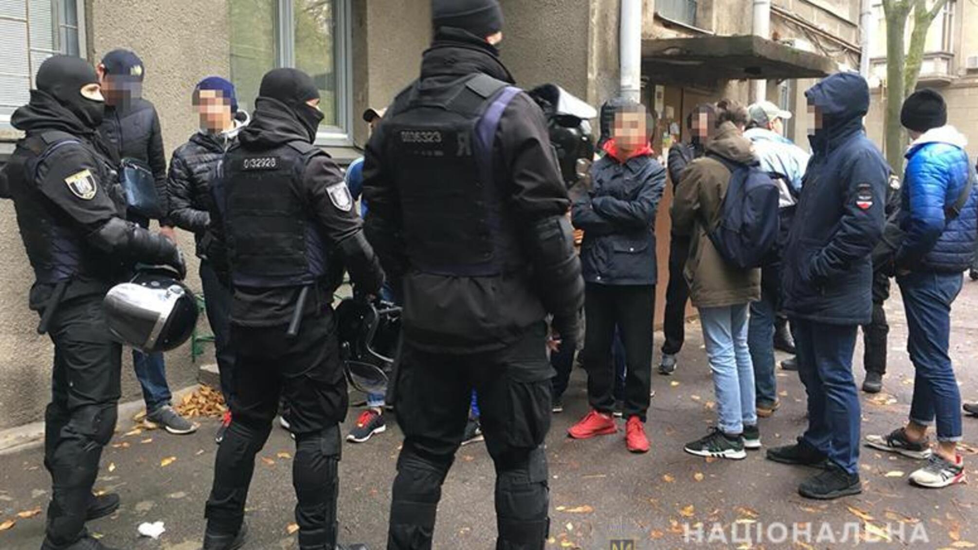 У Києві поліція затримала 52-ох молодиків з балаклавами та кийками (ФОТО)