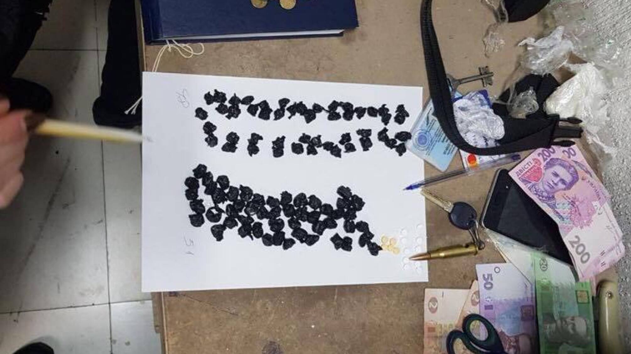 Ніс “товар” ув’язненим – інспектор київського СІЗО намагався пронести наркотики до ізолятора