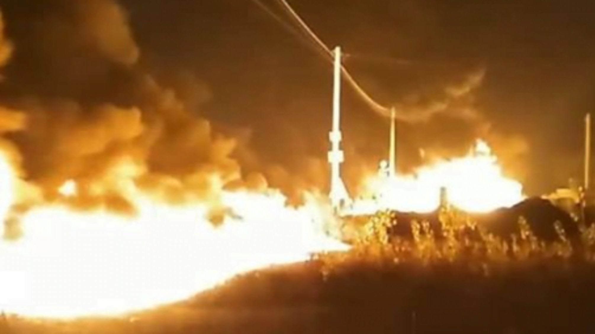 Під Києвом сталася масштабна пожежа на АЗС: кілька тонн палива розлилося по дорозі – кадри