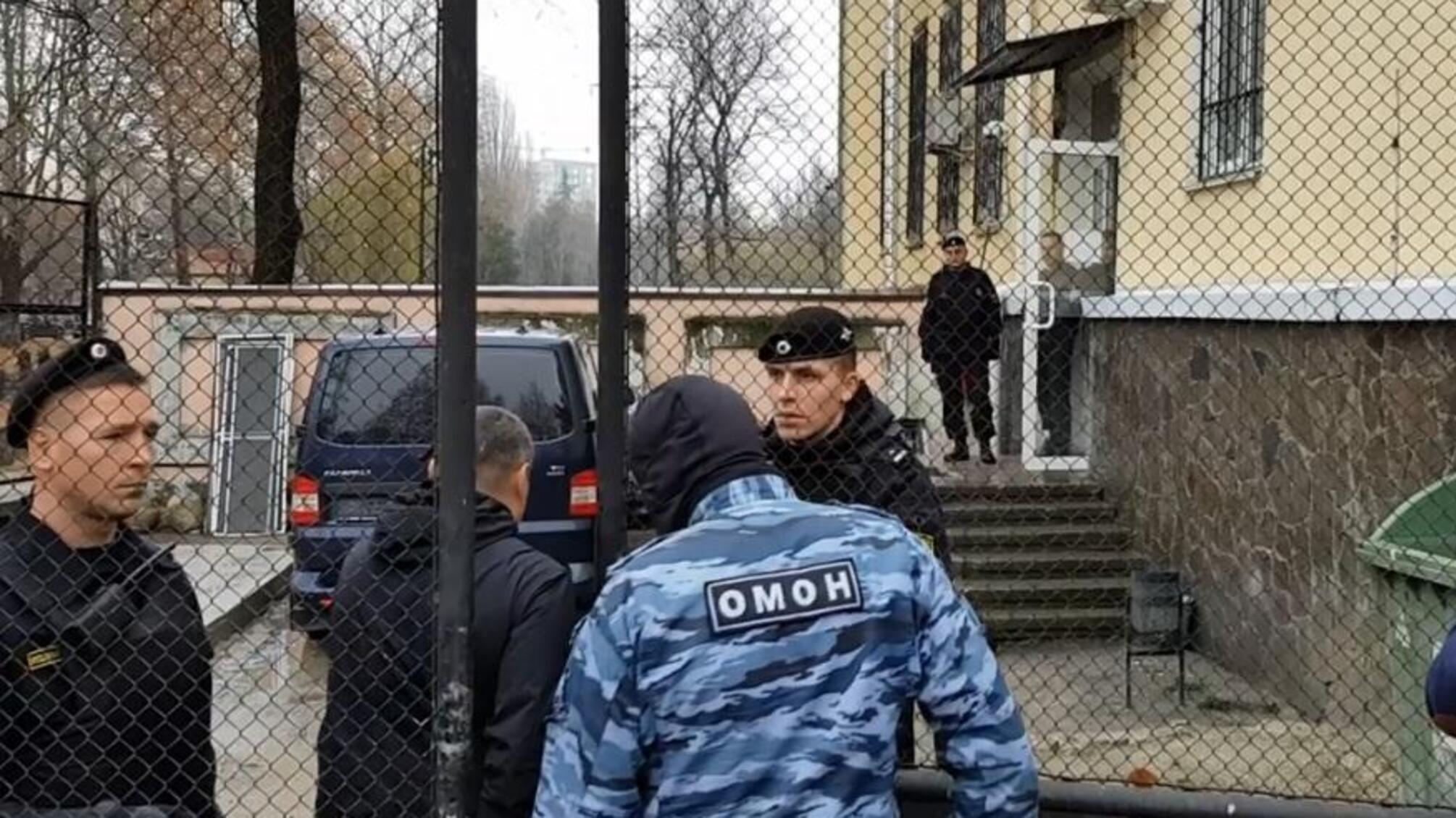 В окупованому Сімферополі розпочалось судове засідання у справі українських моряків. Біля будівлі суду посилені заходи безпеки (ВІДЕО)