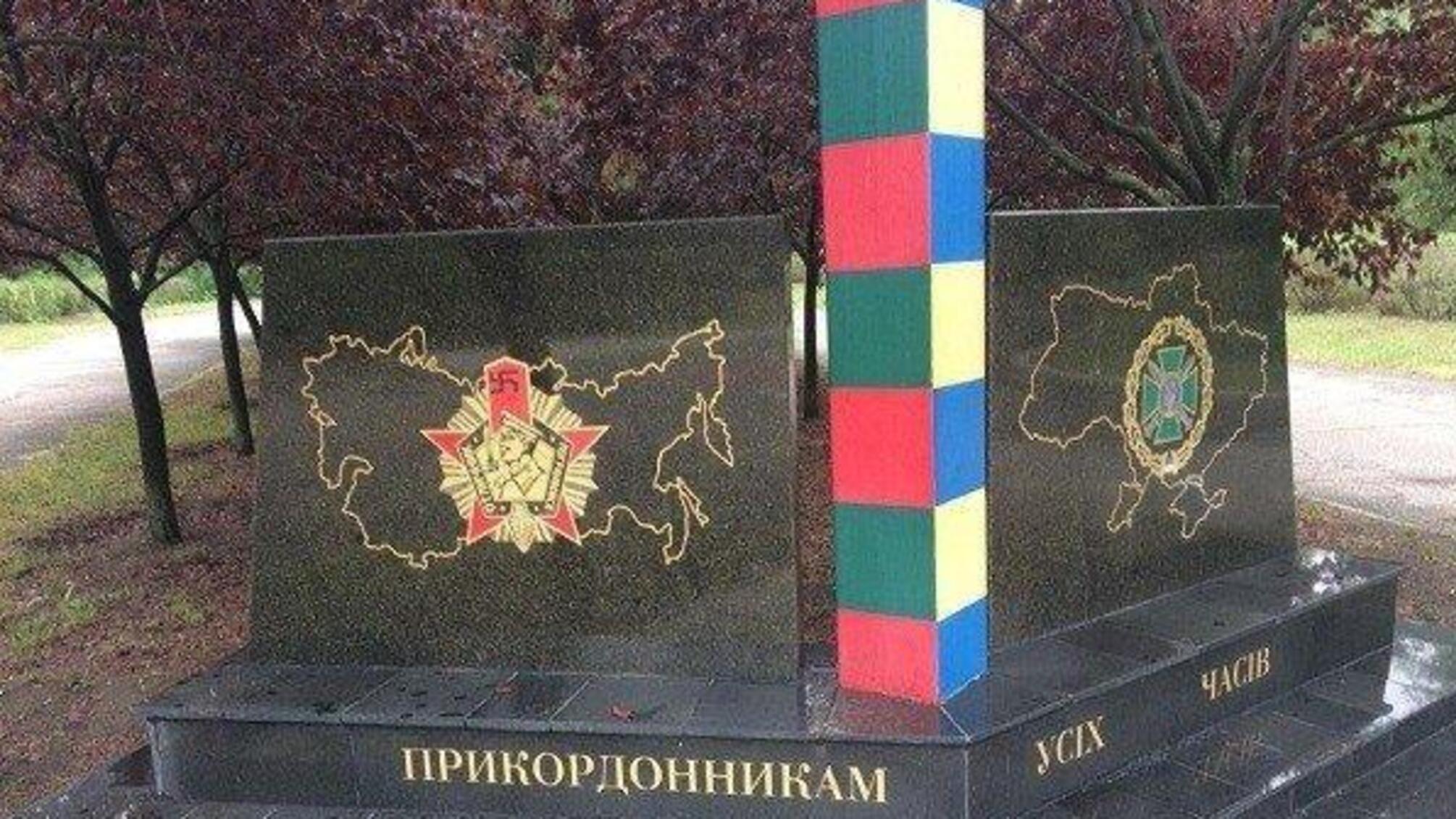 Поки ніхто не бачить – бабуся з паличкою намалювала свастику на пам’ятнику в Миколаєві (ВІДЕО)
