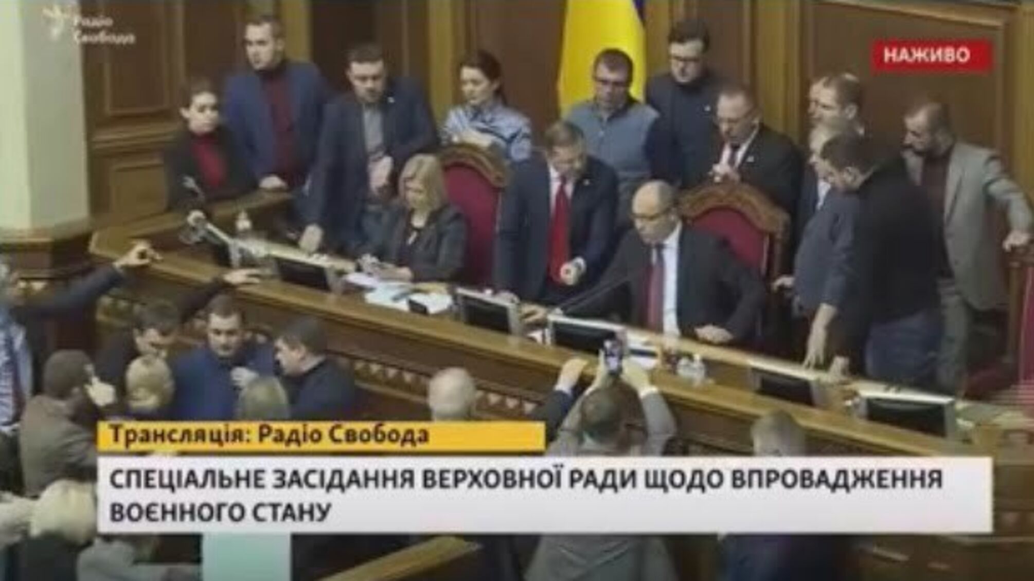 Депутати двох фракцій заблокували трибуну ВР та вимагають консультацій щодо впровадження воєнного стану