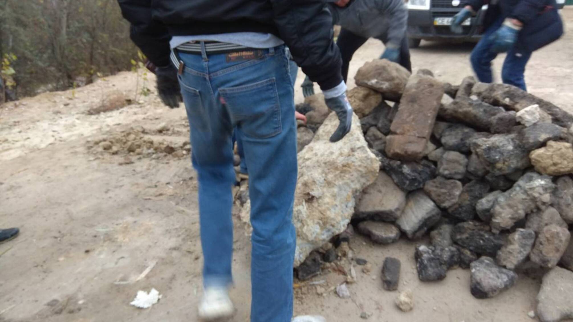 Програли суд і пішли у наступ: на Осокорках агресивні молодики ламають паркан на законному будівництві