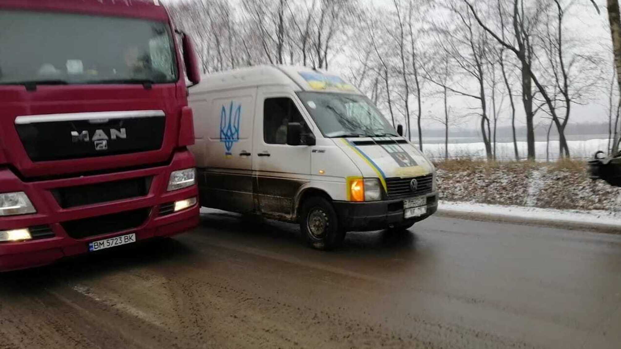 Тітушки рейдера Грибова кидаються під колеса вантажівок та нападають на працівників 'Росток-Холдингу'