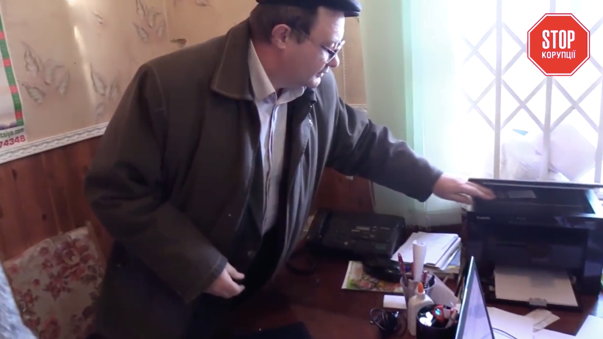Директор чернігівської філії 'Центру сертифікації насіння' намагався викрасти посвідчення журналіста 'Стоп Корупції' (ВІДЕО)