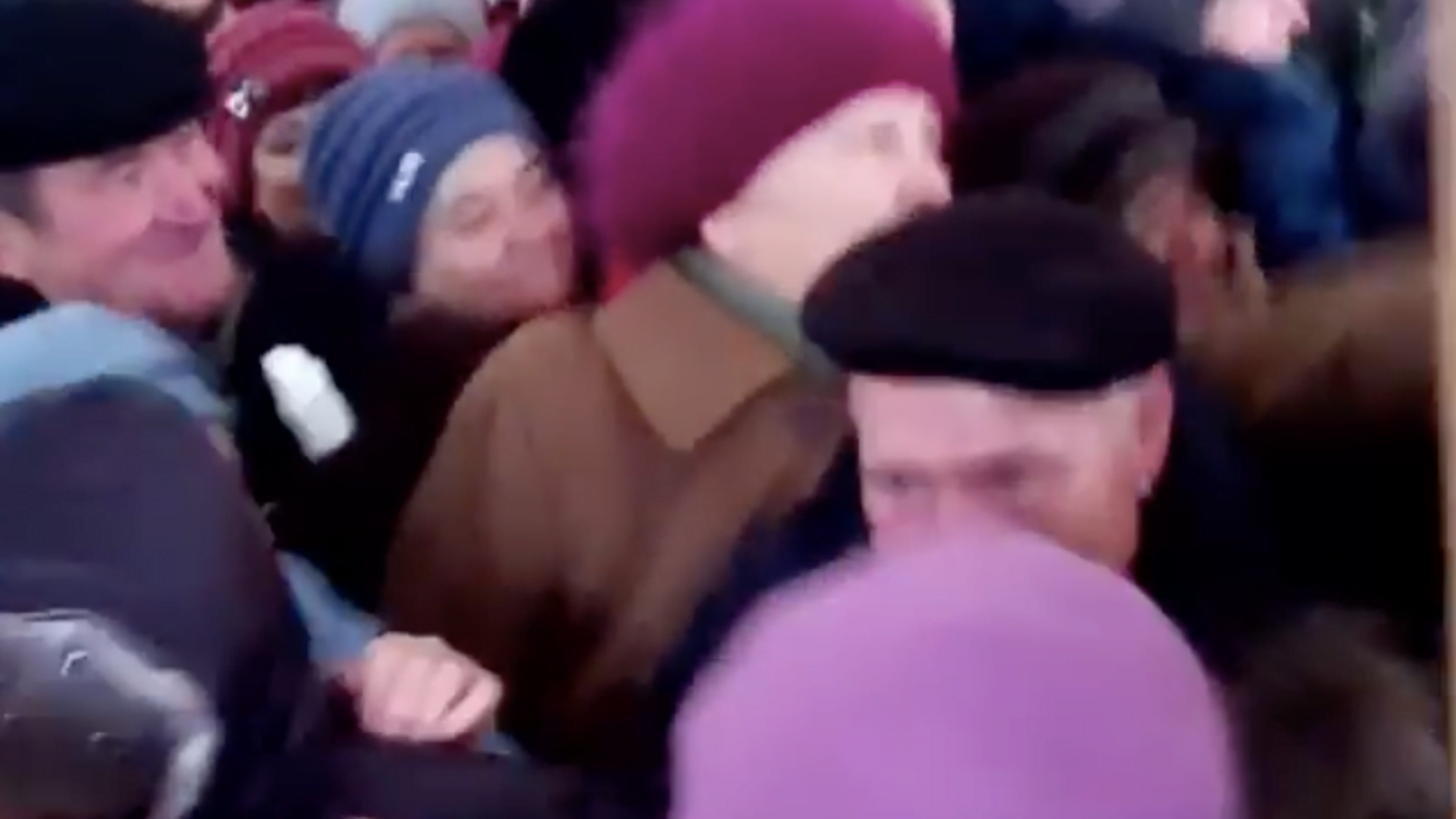 'За копійки подушать один одного' – на Черкащині пенсіонери ледь не билися за безкоштовні пакети з продуктами від Ляшка (ВІДЕО)