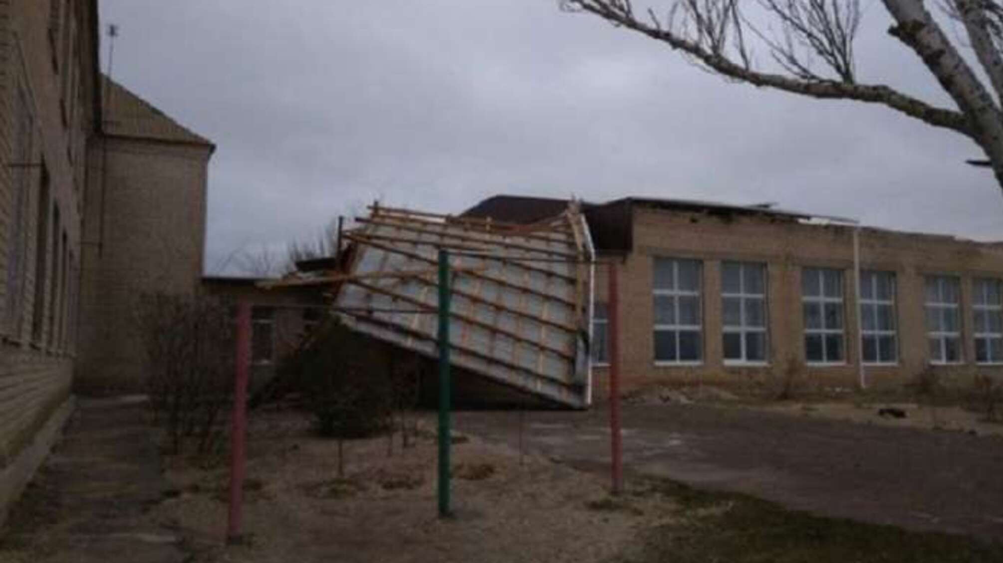 На Запоріжжі шквальний вітер зніс дах школи
