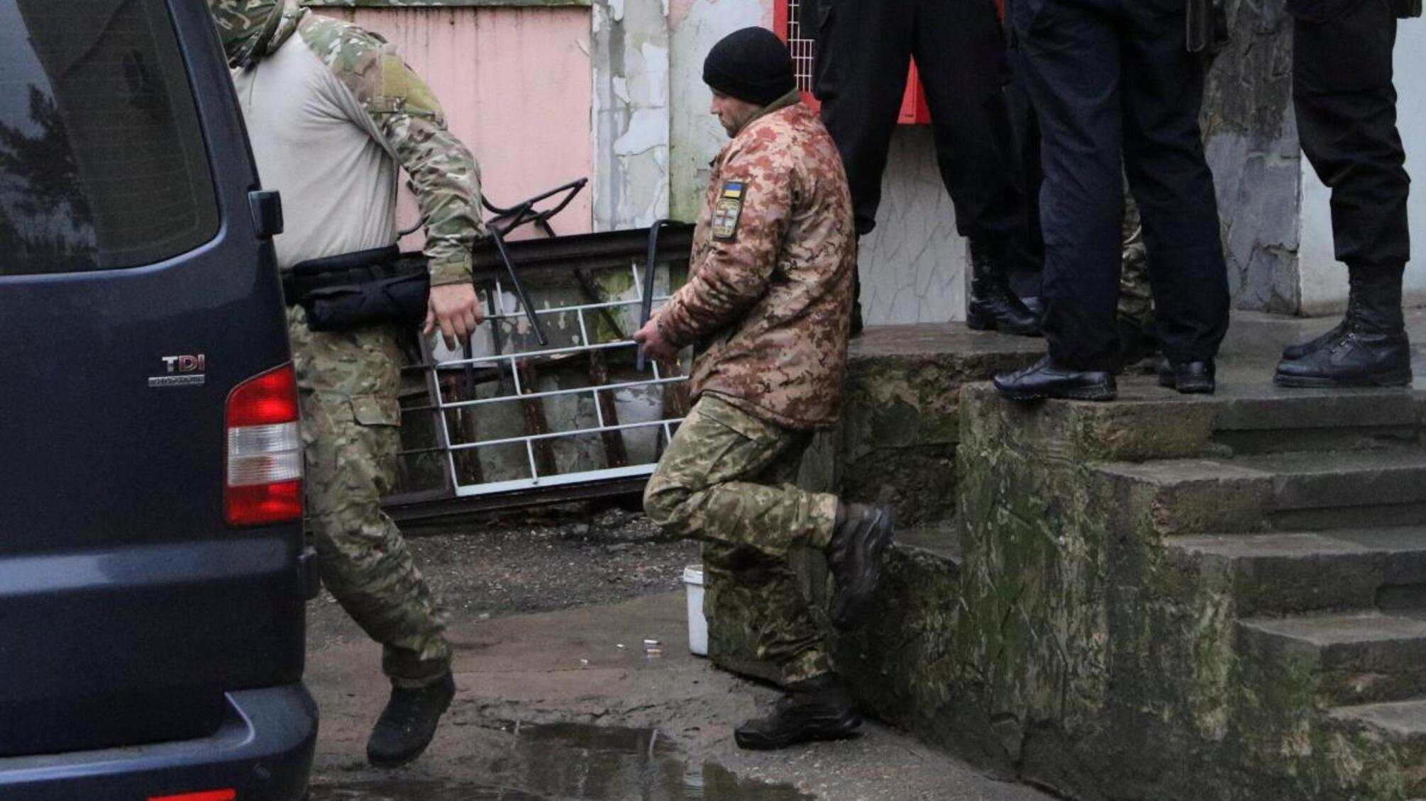 Стало відомо, що передали волонтери українським морякам в СІЗО