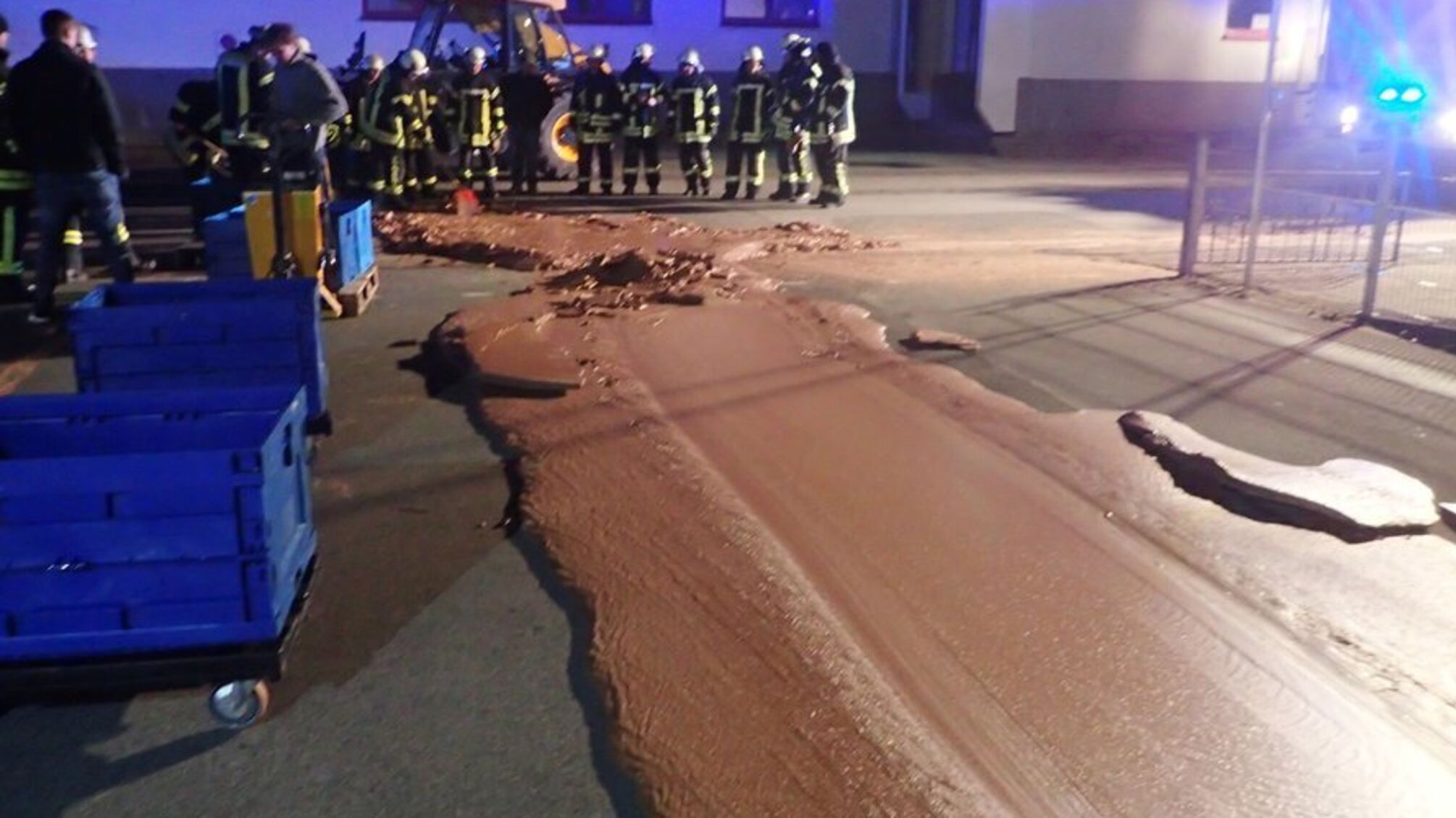 'І на нашій вулиці' – у Німеччині на дорогу вилилась тонна шоколаду (фото)