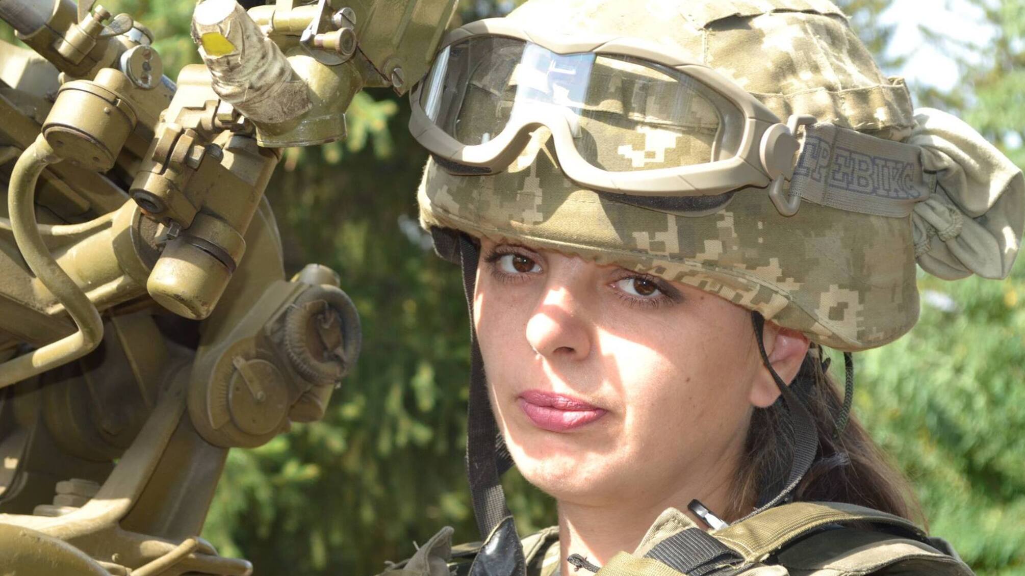 «Дівчата зрізають коси» - з окопів на сторінки книги. Жінки-військовослужбовці стали героїнями твору про війну (фото)