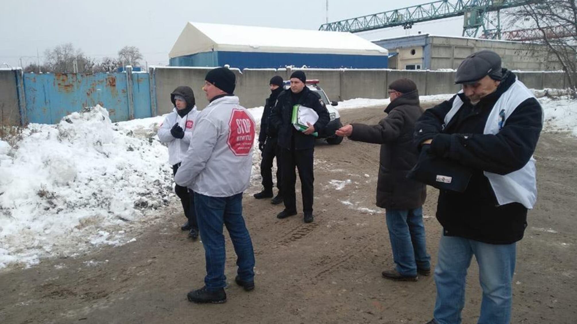 У Києві на Видубичах тітушки напали на учасників акції проти незаконного видобутку піску