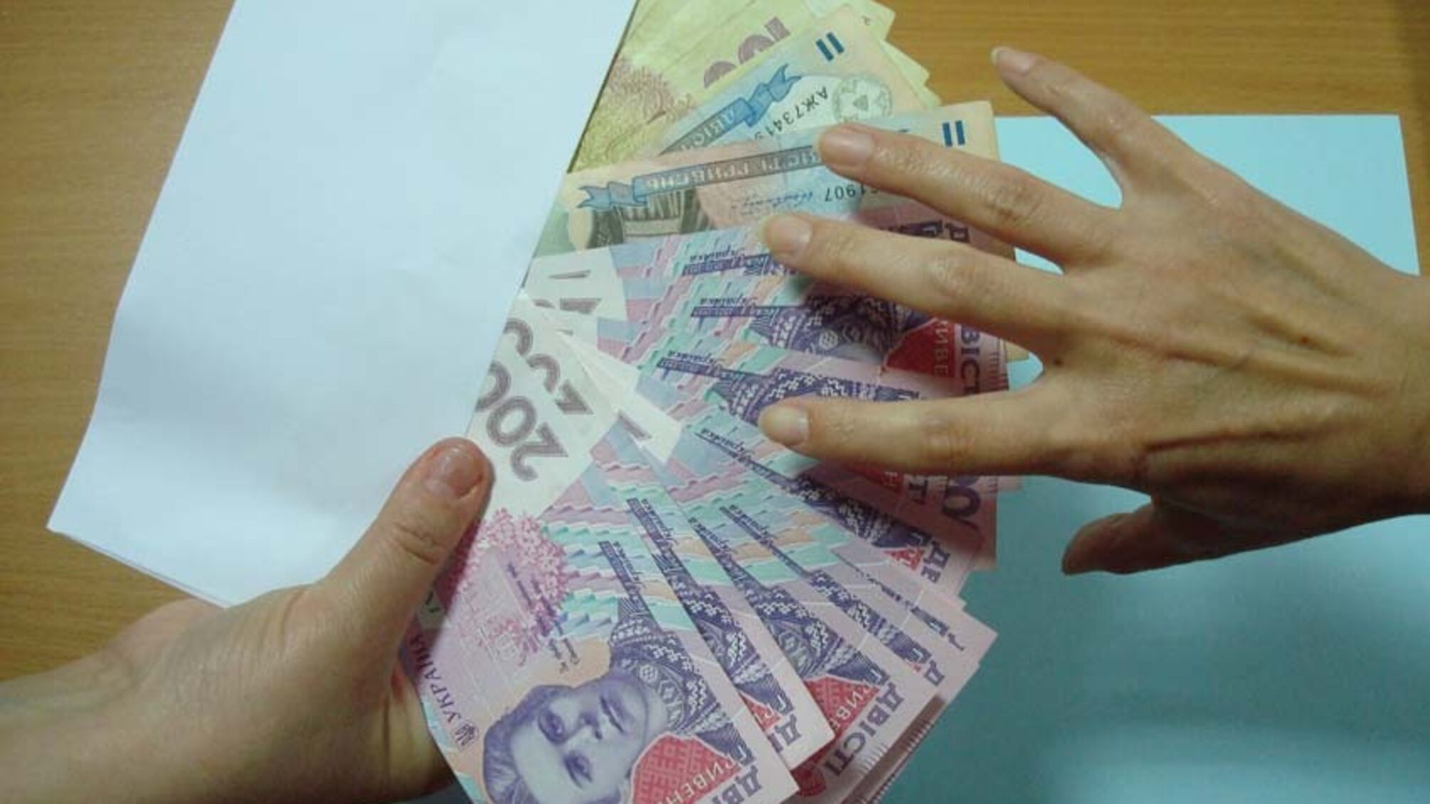 У Києві затримали молоду керівницю банку за вимагання хабара майже в мільйон гривень (ФОТО)
