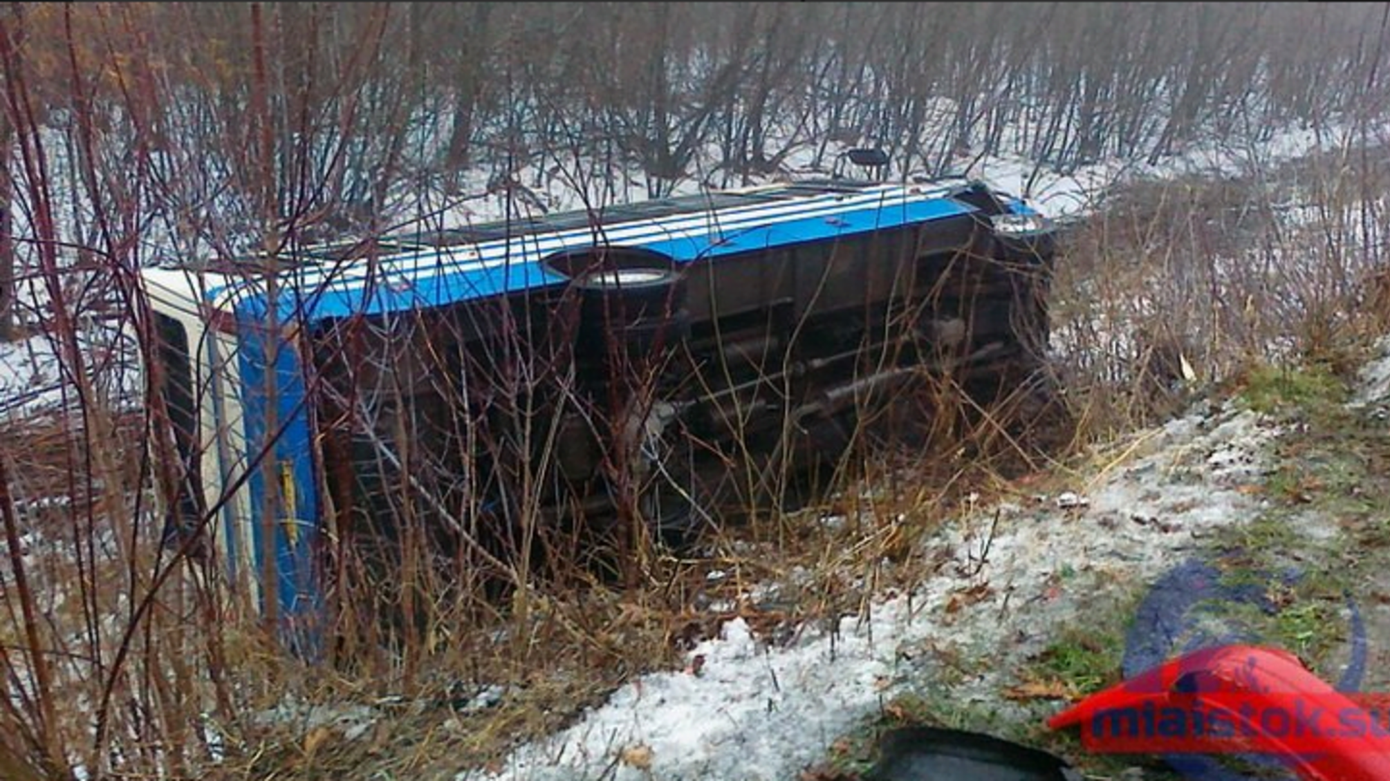Масштабне зіткнення під Луганськом: автобус вилетів у кювет, багато поранених – фото
