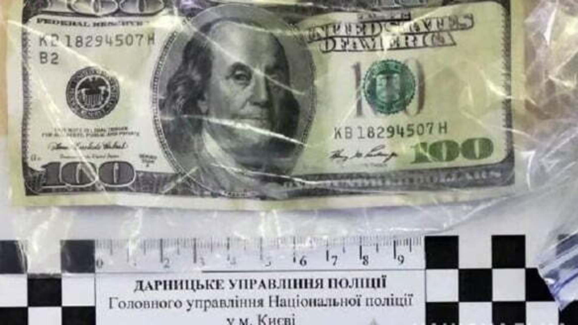 У столиці водій таксі пограбував пасажира