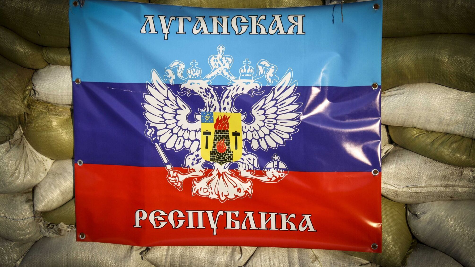 В 'ЛНР' знову зірвали прапор псевдореспубліки, 'поліція' не може знайти 'невідомих диверсантів'