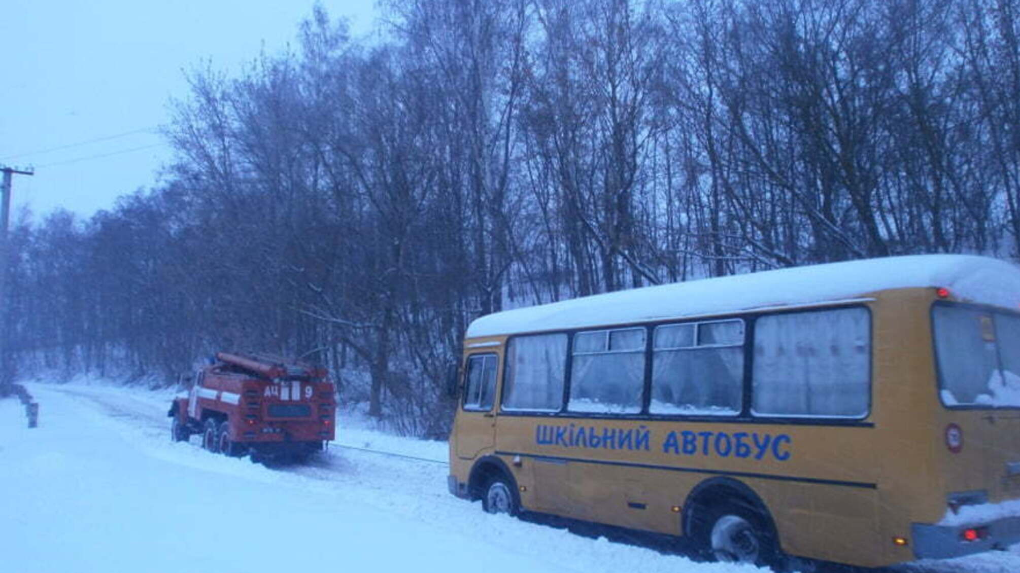 На Київщині у снігових заметах застряг автобус з дітьми й автомобіль швидкої