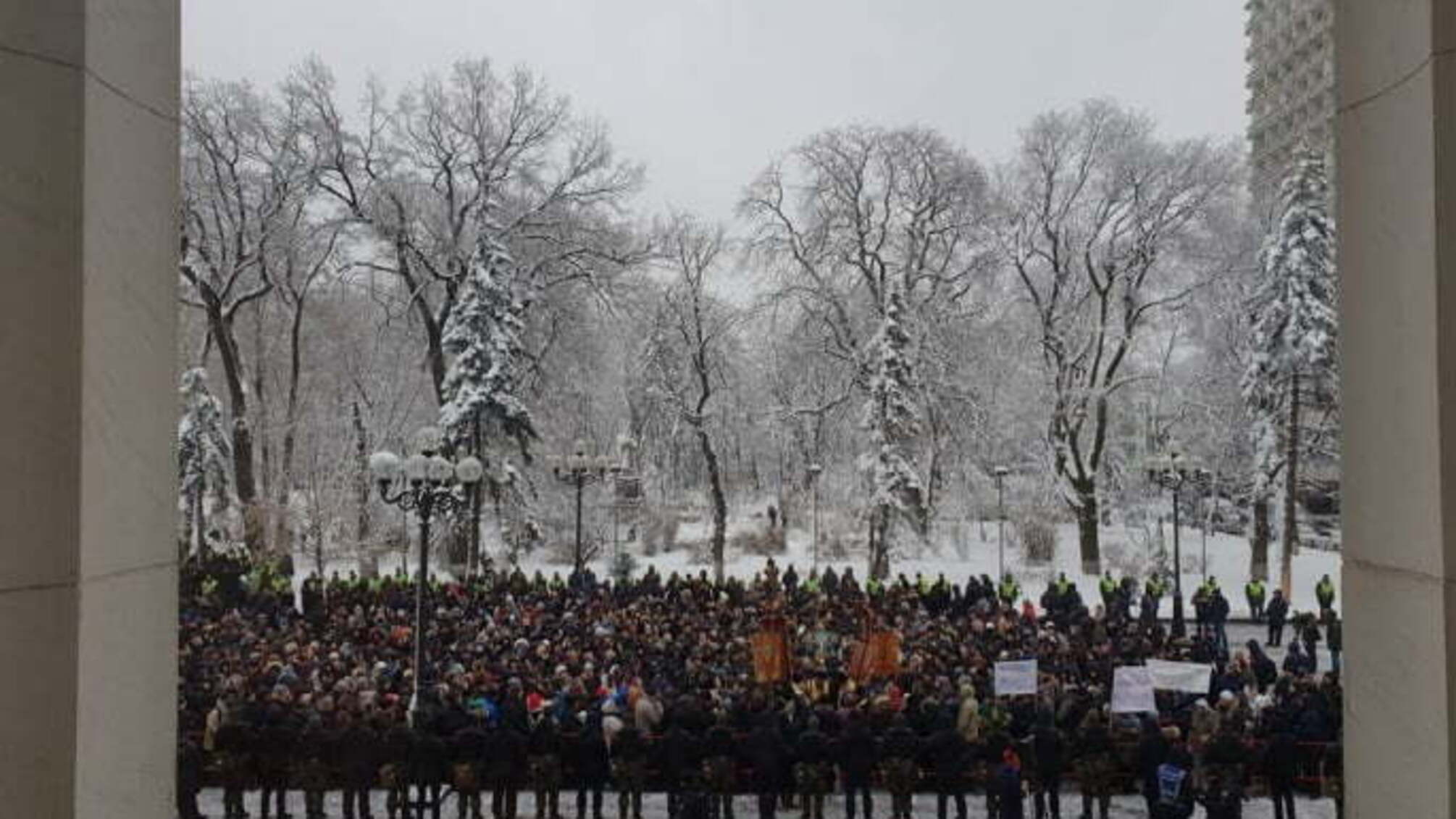 Парафіяни і священики УПЦ МП мітингують під Верховною Радою – кадри