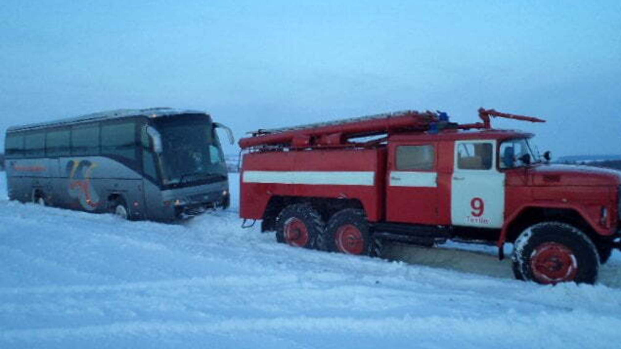 Автобус з іноземцями застряг у заметі на Київщині