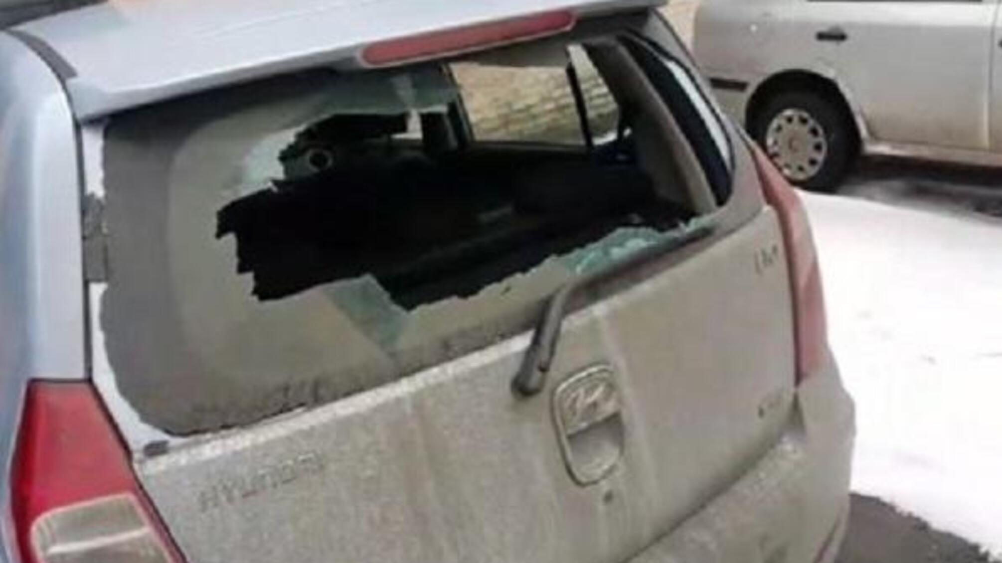 Невідомий з сокирою потрощив близько 10 авто у дворі столичного суду