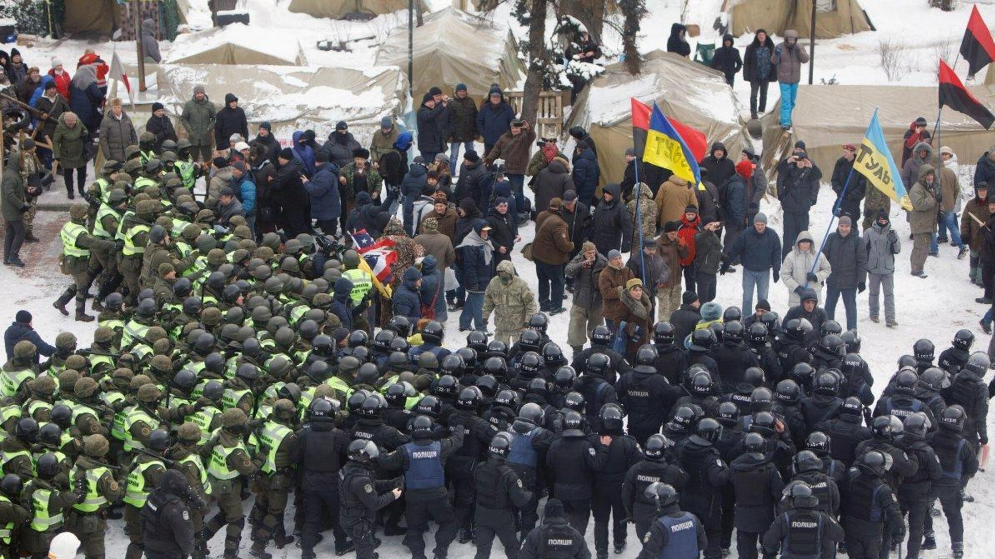 Під Радою поліцейські затримали дев'ятьох осіб