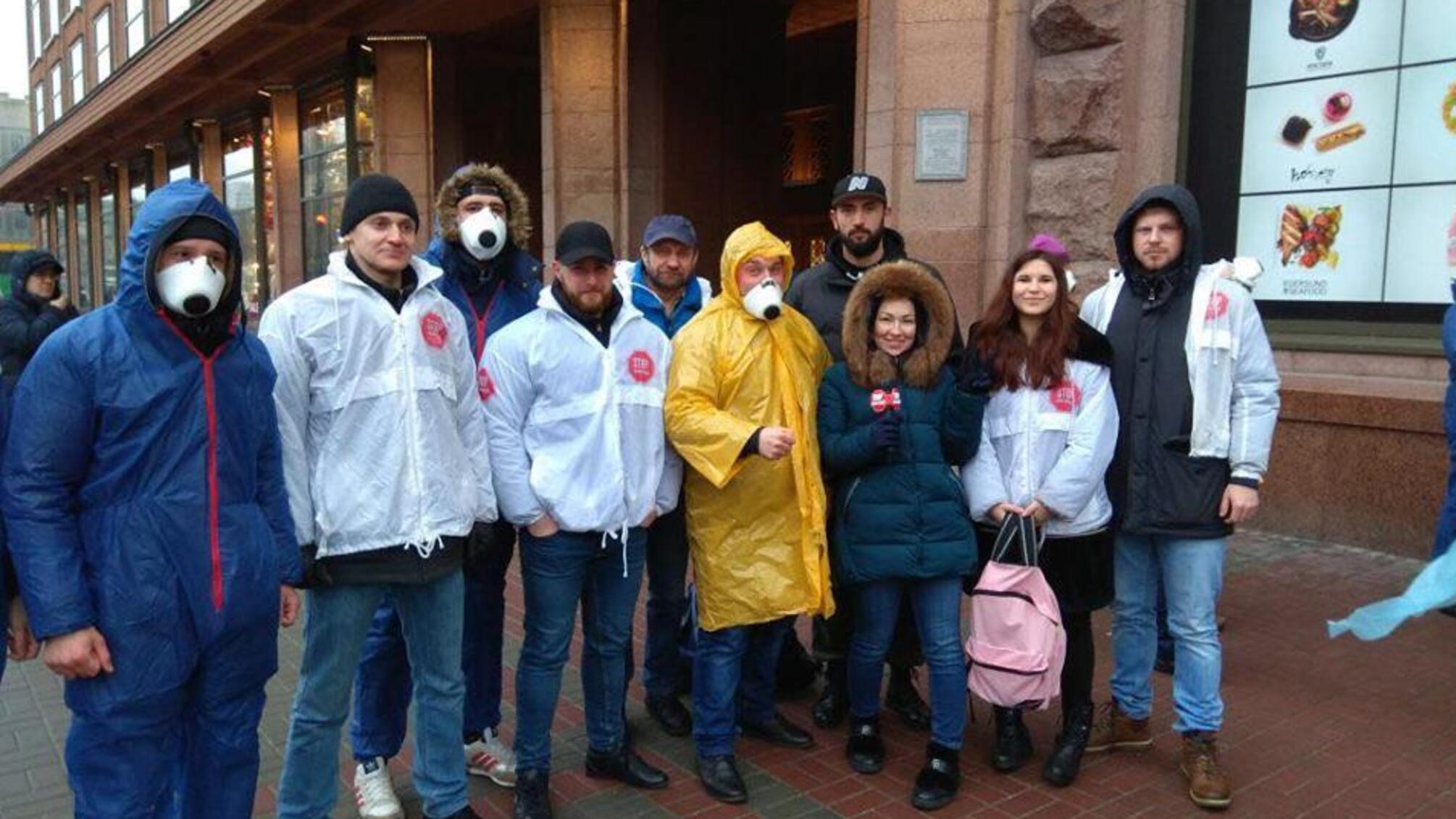 'СтопКор' у костюмах хімзахисту влаштував під КМДА акцію проти небезпечного заводу 'Фанплит'
