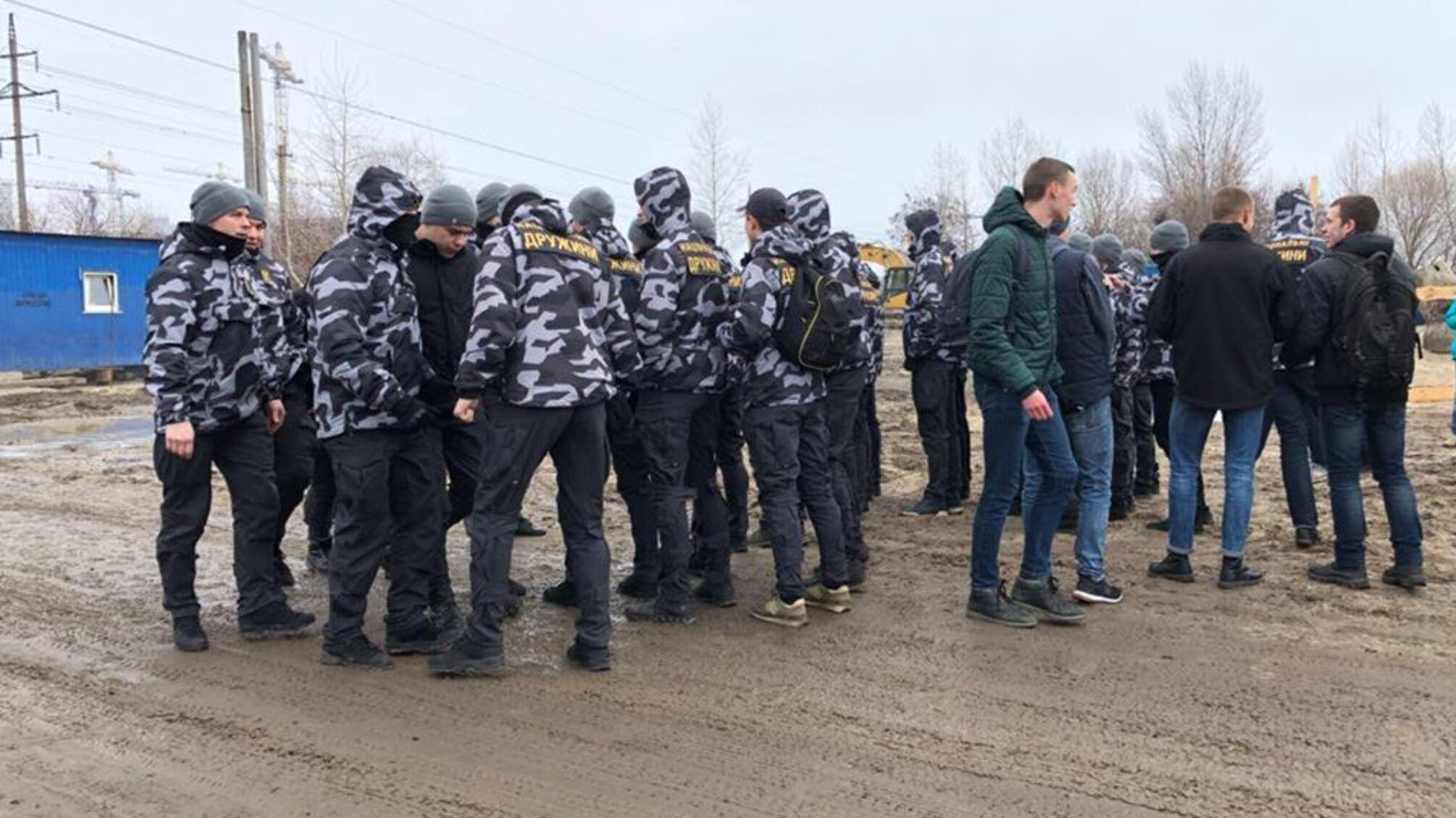 'СтопКор' став свідком того, як спритники у формі Нацдружини спробували зламати будпаркан на Осокорках