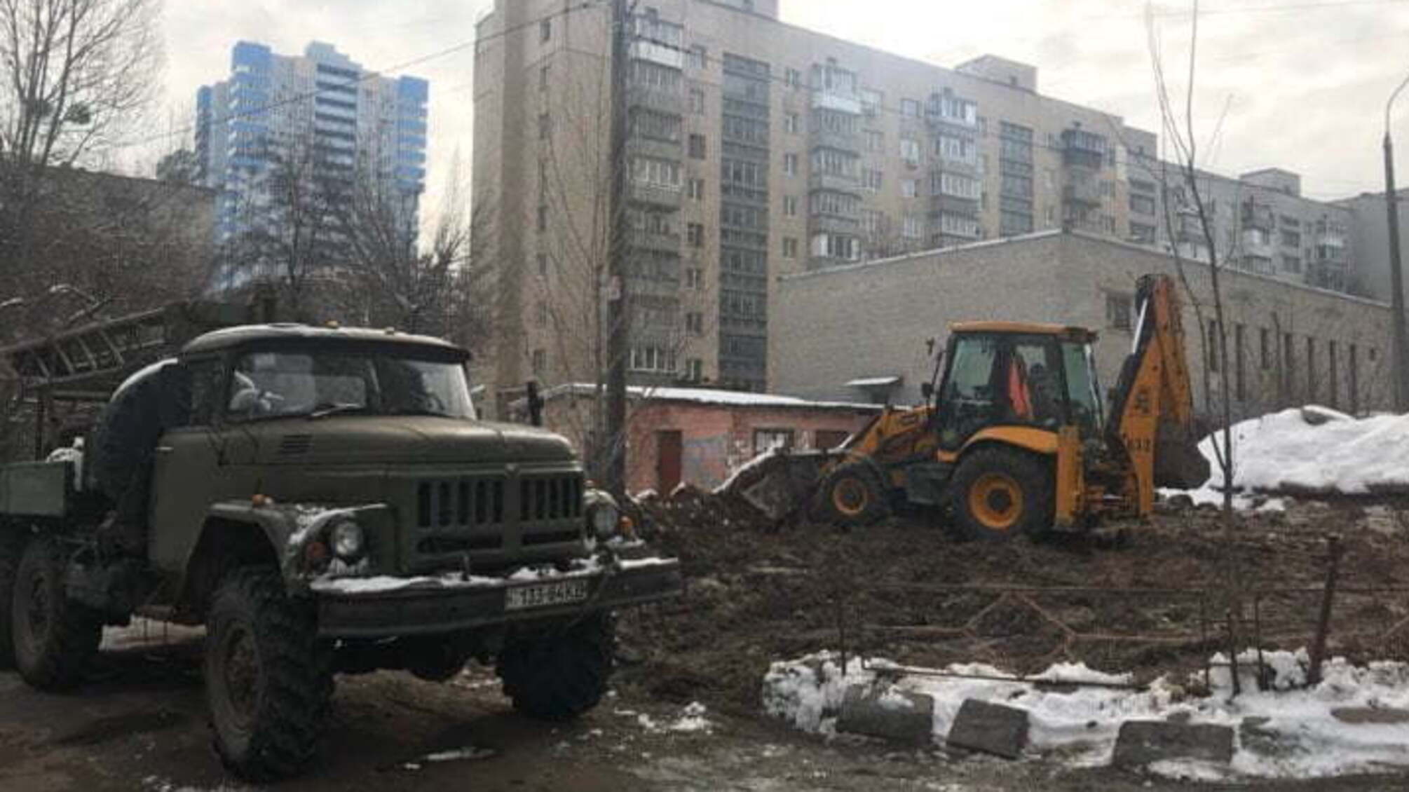 'СтопКор' став свідком протесту киян через спробу забудовника знищити сквер героя-розвідника Шаповала у столиці