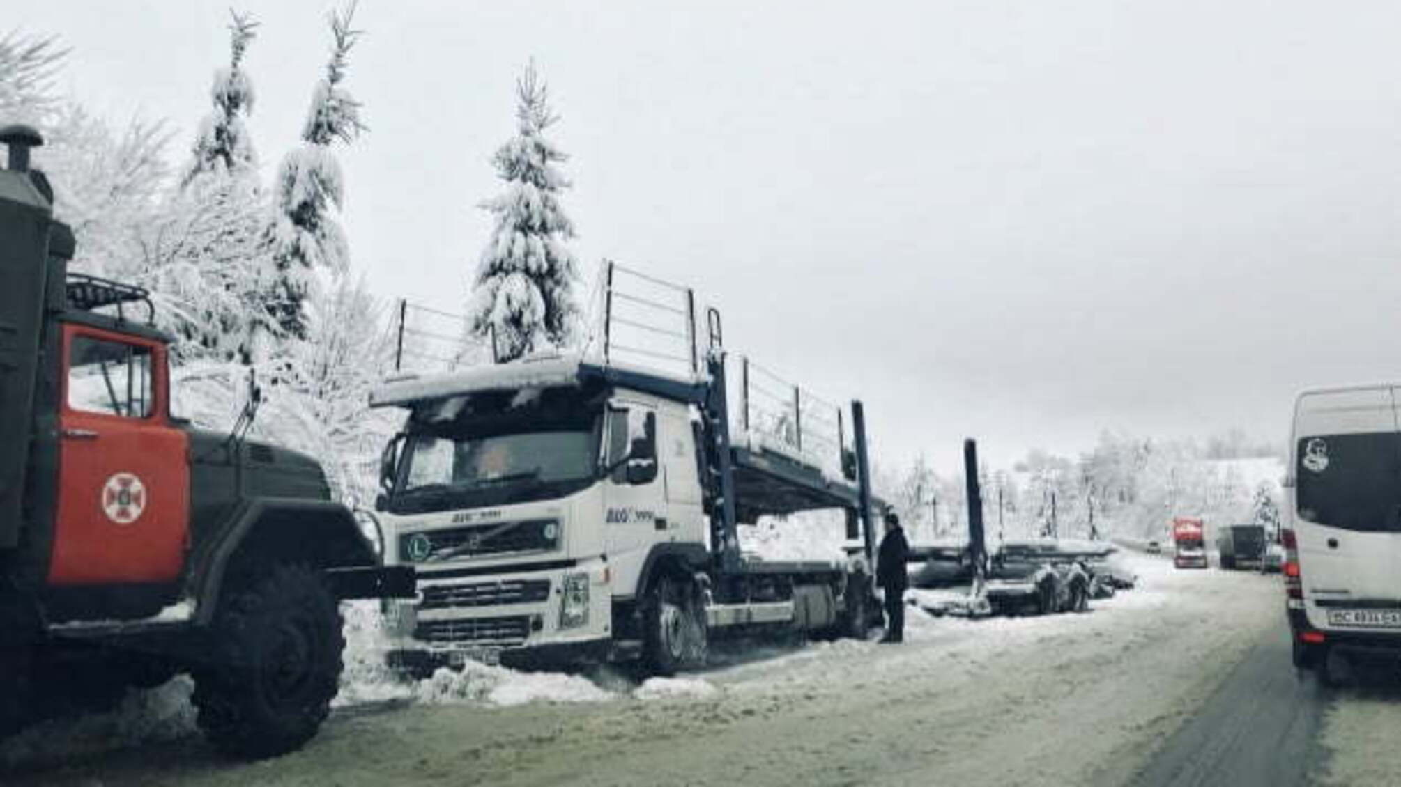 Закарпаття замітає снігом: траса Київ - Чоп стоїть в заторах, на дорогах масштабні пробки – кадри