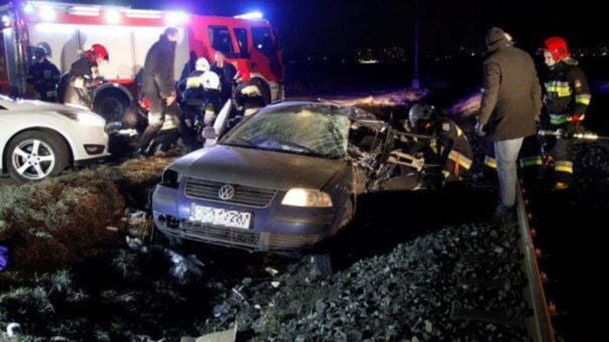 У Польщі поїзд 'розчавив' авто з українцями: що відомо про смертельну трагедію – кадри