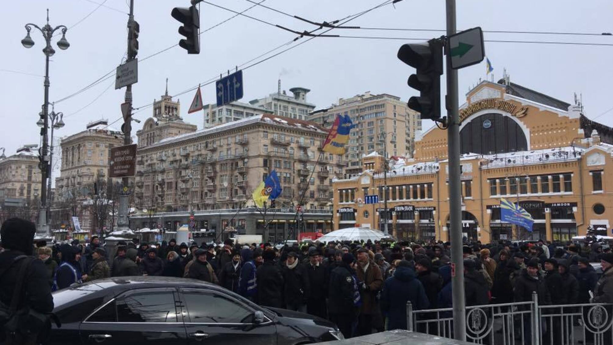 У центрі Києва назріває великий конфлікт: активісти перекрили Хрещатик, в центр стягують поліцію – кадри